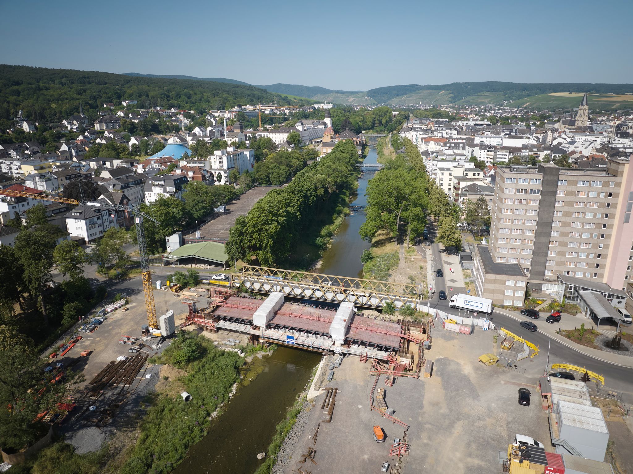 Der Brückenbau geht voran.