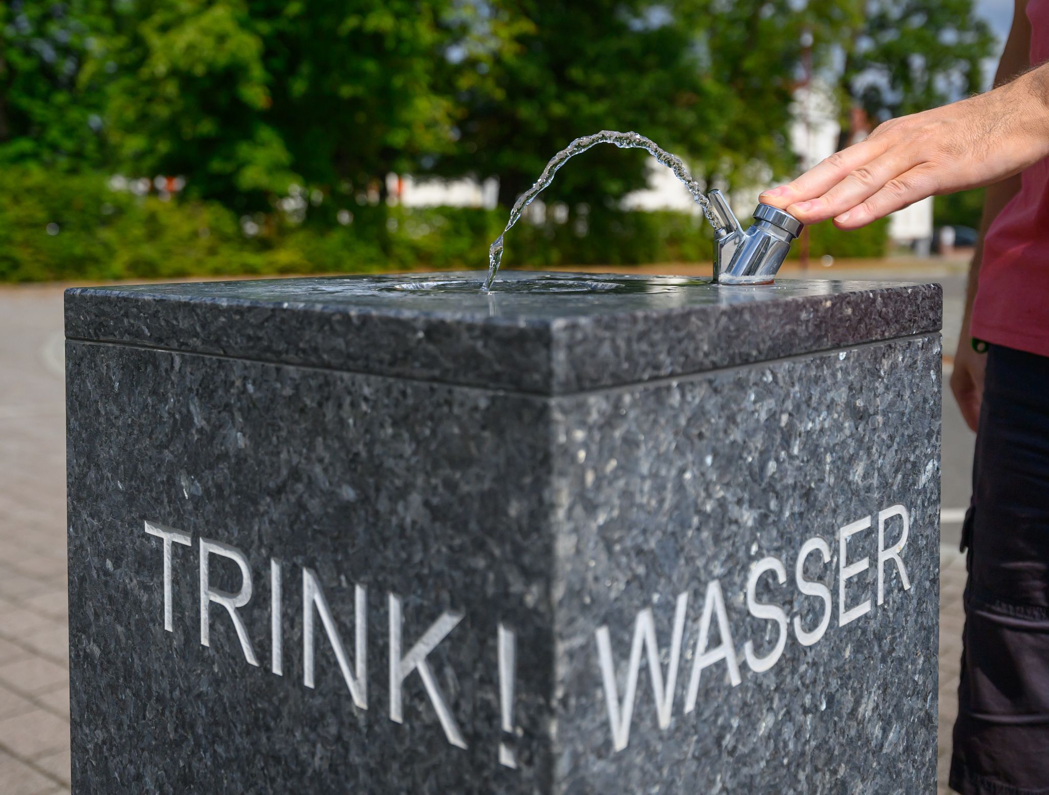 Mit Trinkbrunnen können Kommunen den Menschen bei Hitze helfen. (Archivbild) 