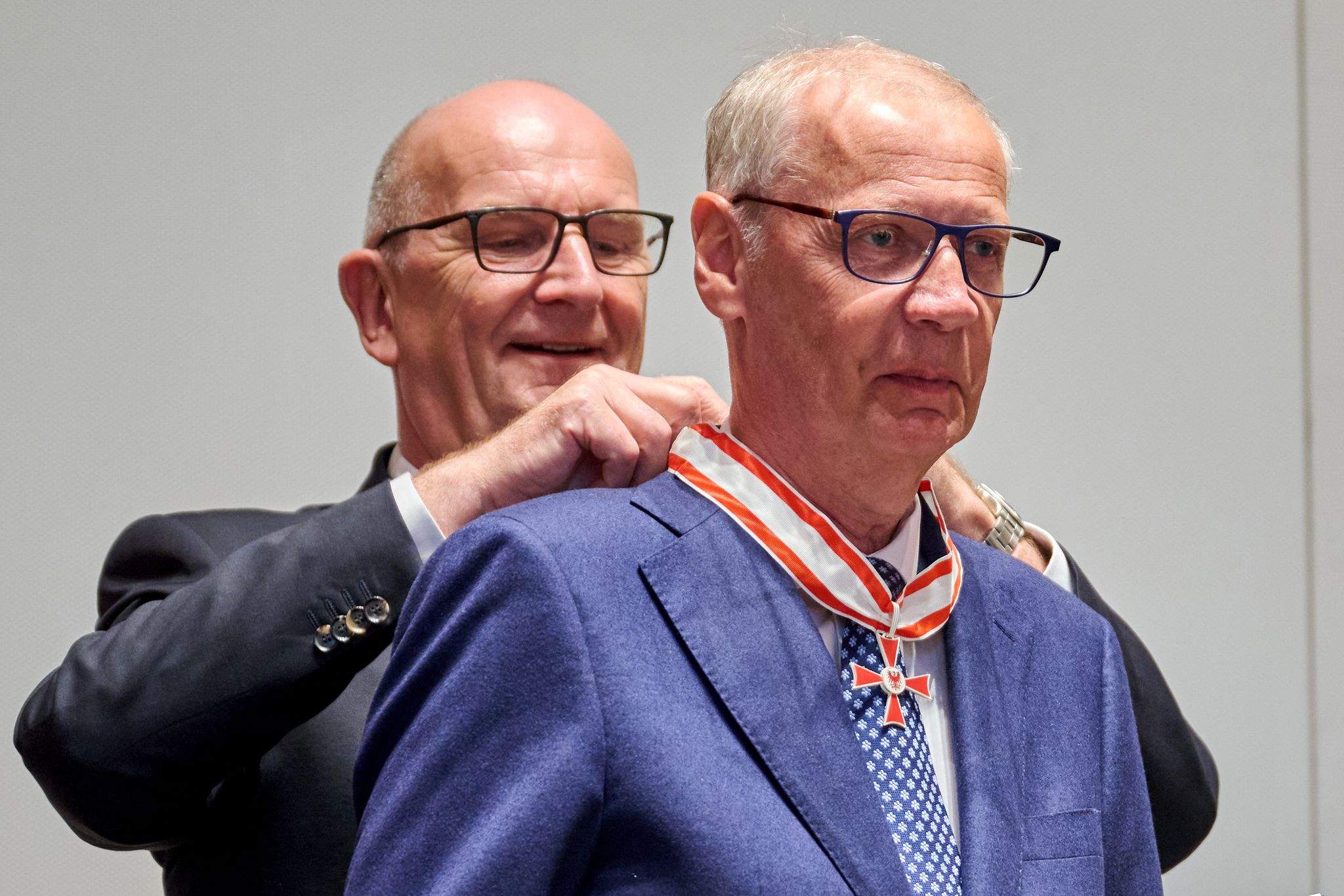 Ehrung als Mäzen für den Erhalt historischer Bauwerke in Potsdam: TV-Moderator Günther Jauch bekommt von Brandenburgs Ministerpräsident Dietmar Woidke den Landesverdienstorden umgehängt.