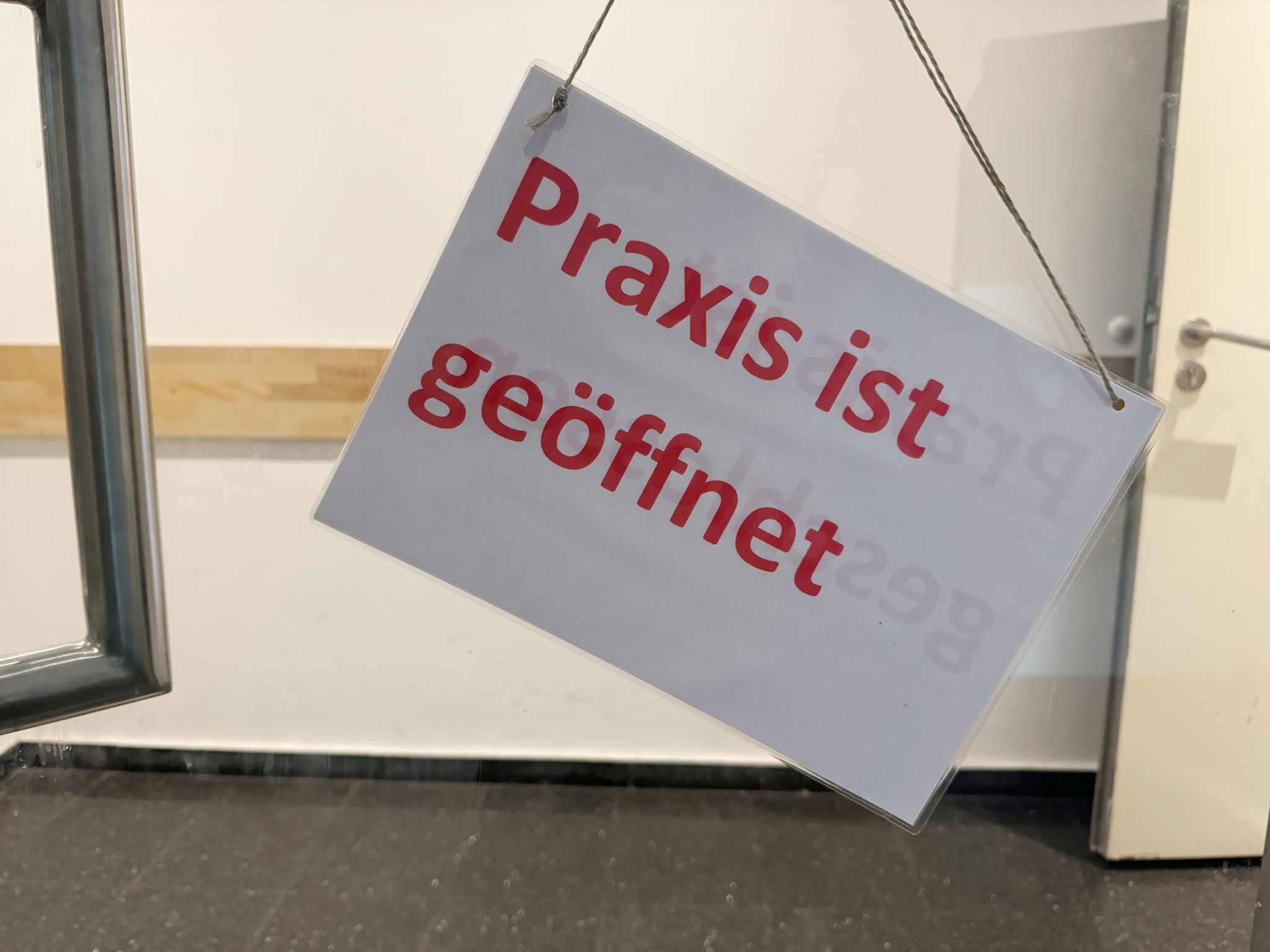 Ärzte könnten aus der Versorgung gesetzlich versicherter Patientinnen und Patienten ausscheiden - mit entsprechenden Folgen für die Versorgung, sagt die KV. (Symbolbild)