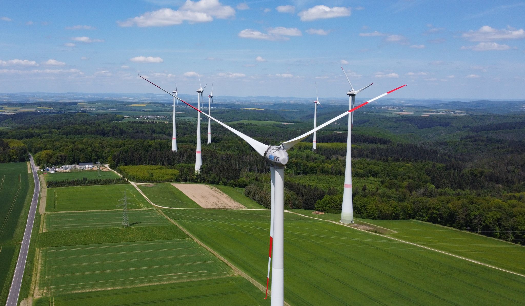 Bis sich Windkraftanlagen rechnen, dauert es nach Angaben von Energiegenossenschaften oft länger als bei PV-Anlagen. (Archivbild)