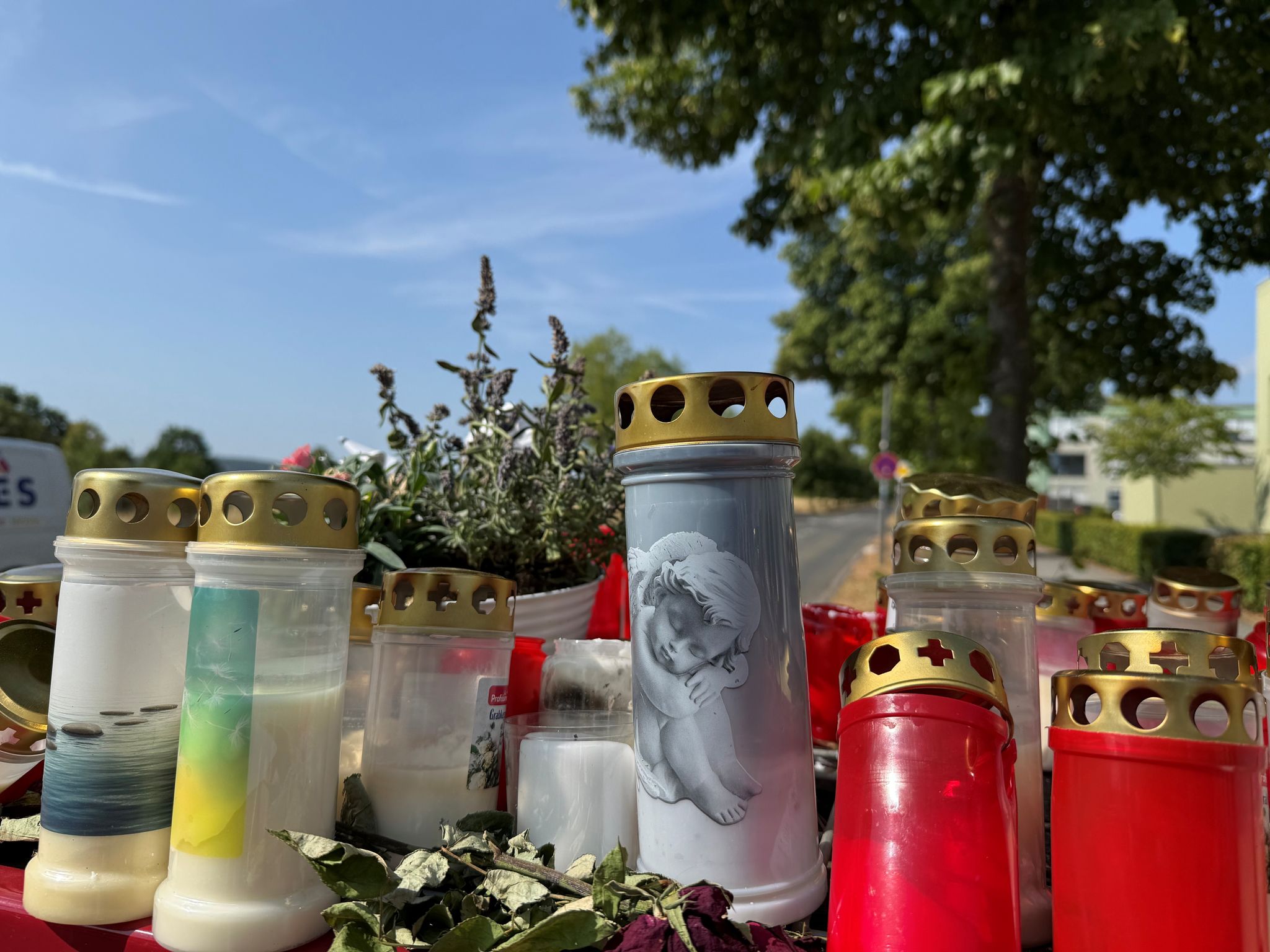 Auch Kerzen stehen am Ort, an dem der 22-Jährige vor einer Woche tödlich verletzt wurde.