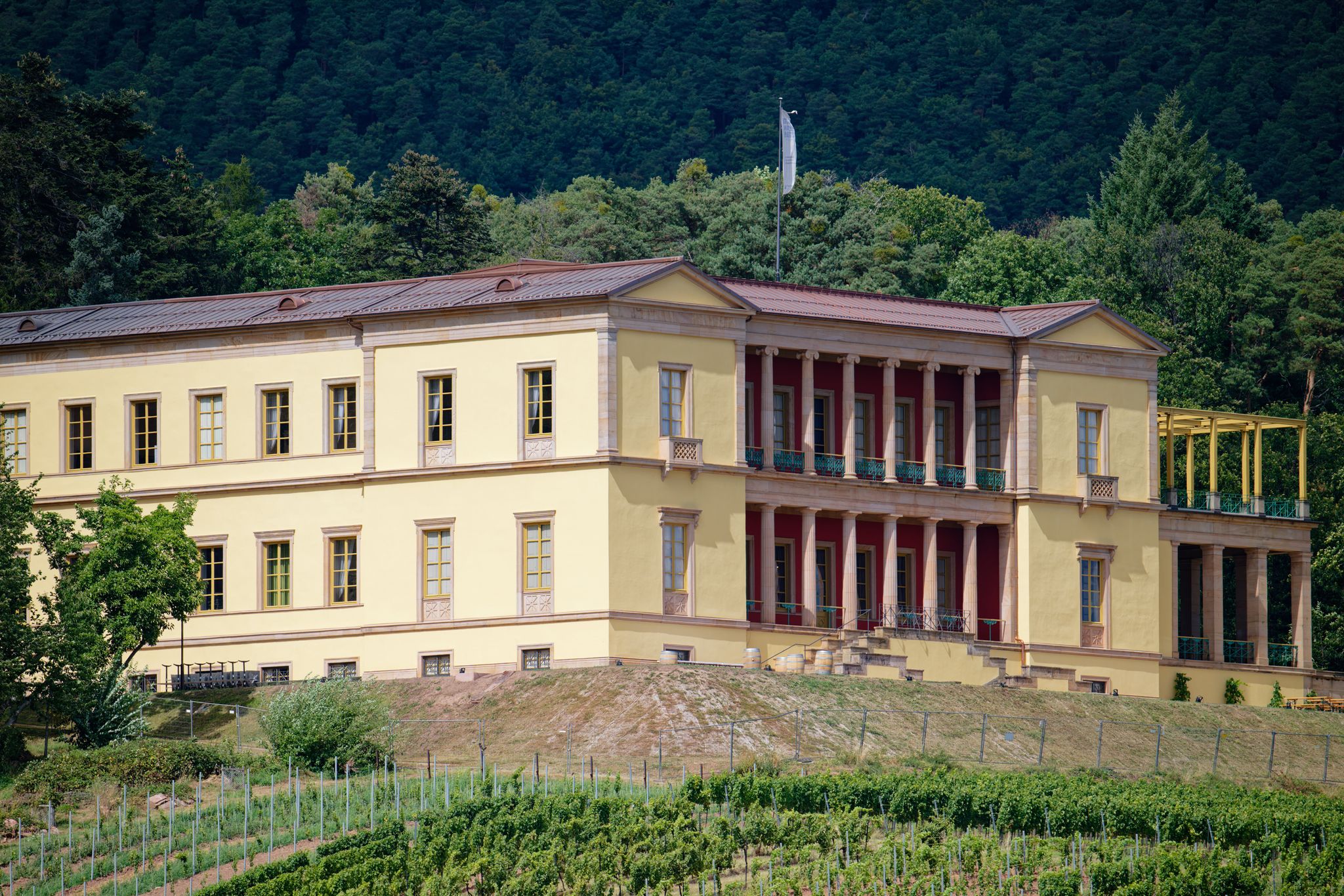 Eine Mischung aus königlicher Geschichte und Kunst ist im Schloss Villa Ludwigshöhe zu sehen. (Archivbild)
