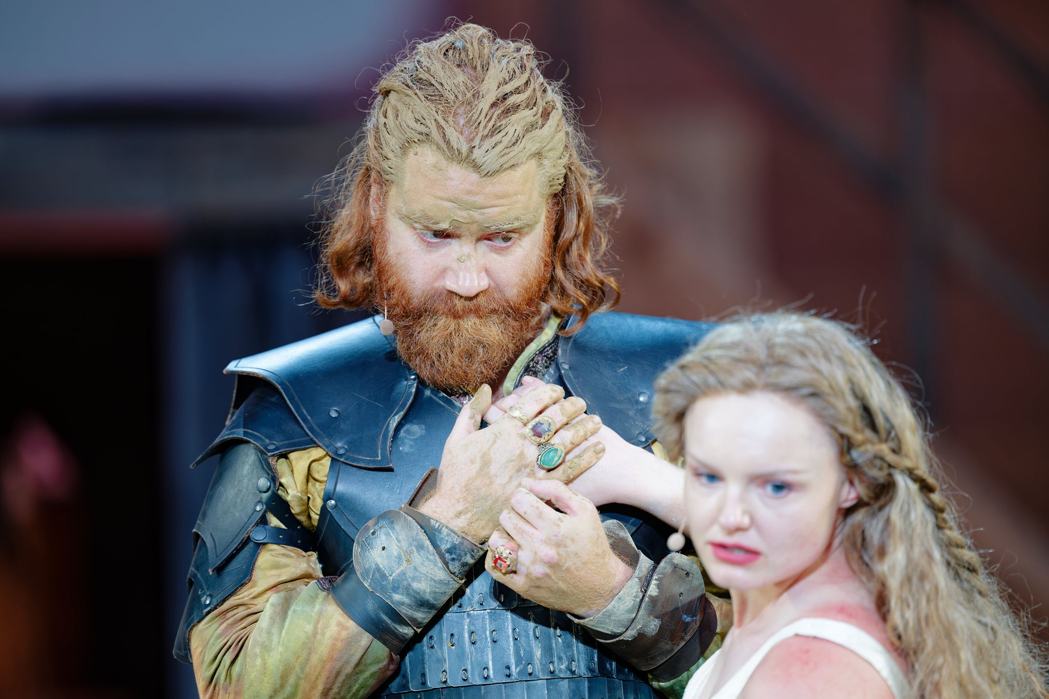 Maria Dragus als Kriemhild und Aram Tafreshain als Etzel bilden eine Zweckgemeinschaft. (Archivbild)