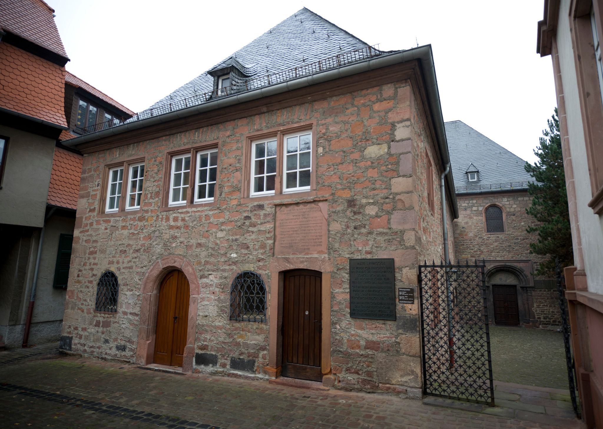 Unter der Synagoge in Worms zog sich wegen der Trockenheit eine Lehmschicht zusammengezogen, das führte zu Rissen an der Fassade. (Archivfoto)