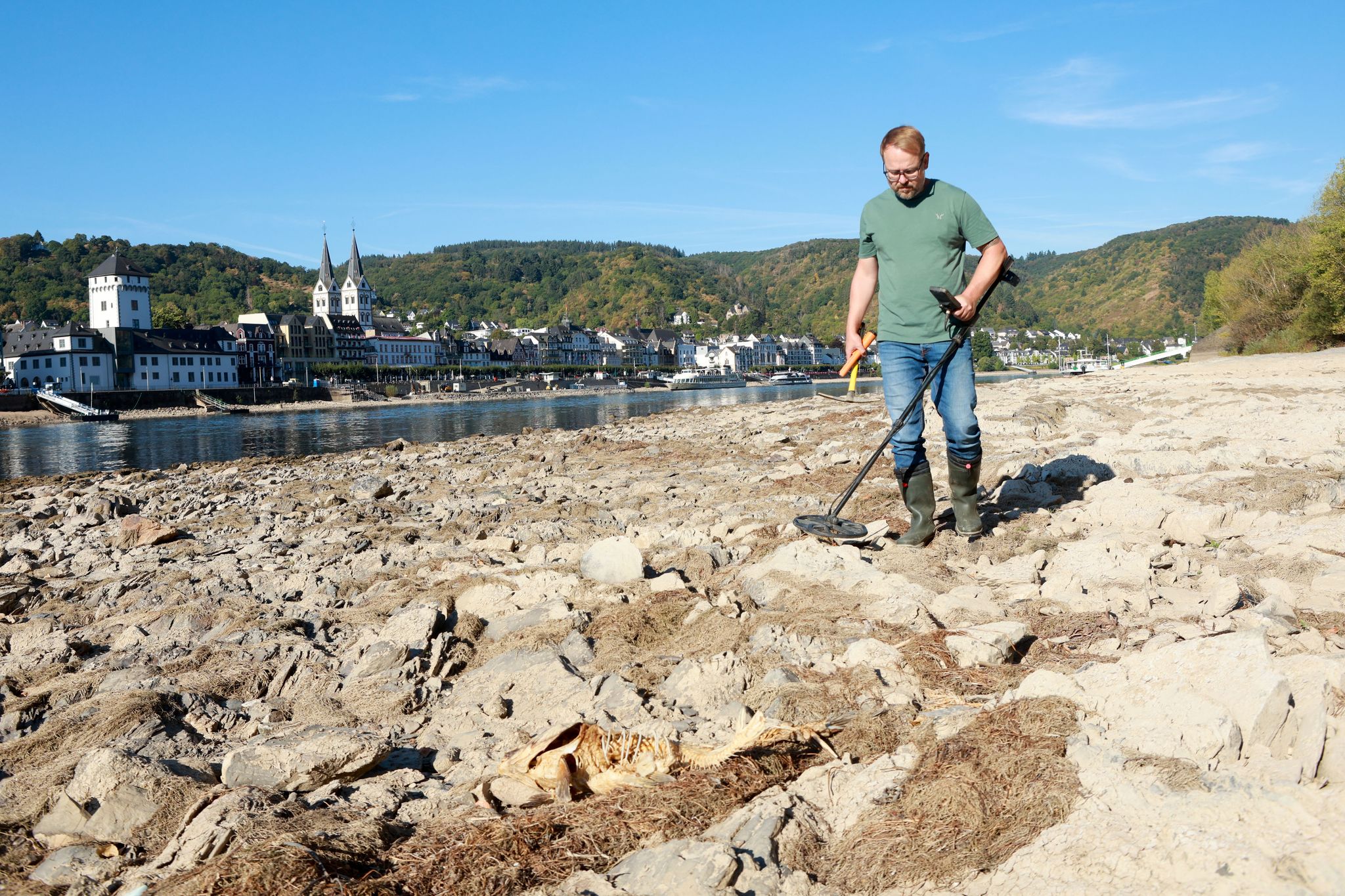 Der Hobby-Archäologe Christian Ganser sucht mit Genehmigung der Landesarchäologie am Rheinufer. 