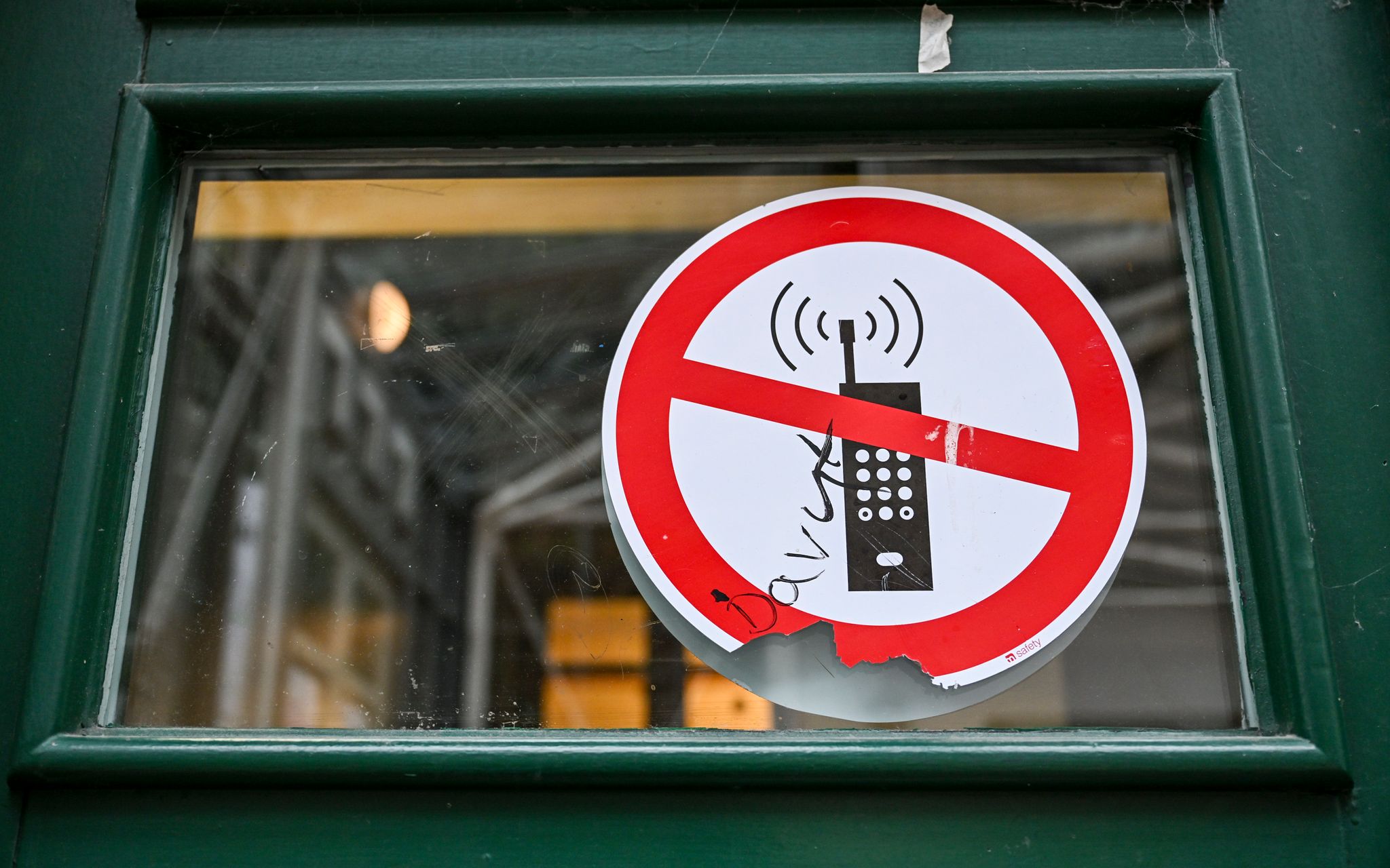 Die Handy-Regeln in der Schule umfassen auch die Pausen und Ganztagsangebote. (Archivbild)