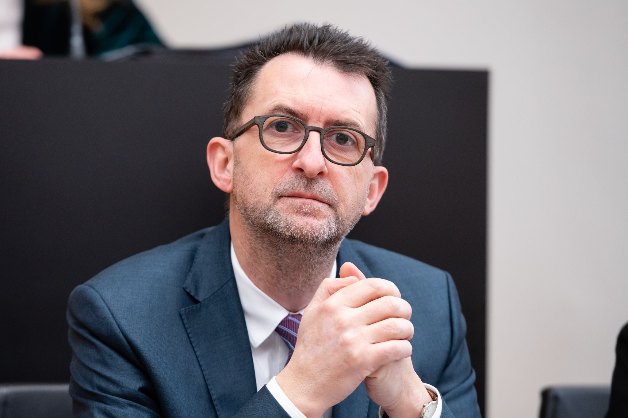 Der saarländische Innenminister Reinhold Jost (SPD) setzt auf eine grenzüberschreitende Zusammenarbeit bei großen Waldbränden. (Archivbild)