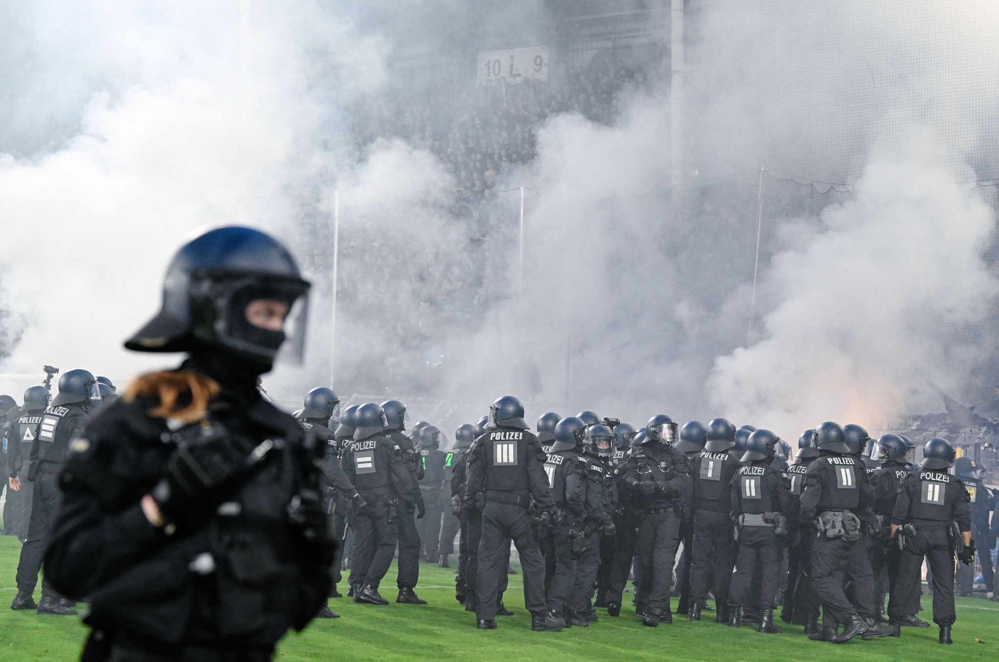 Polizisten mussten während des Spiels eingreifen.
