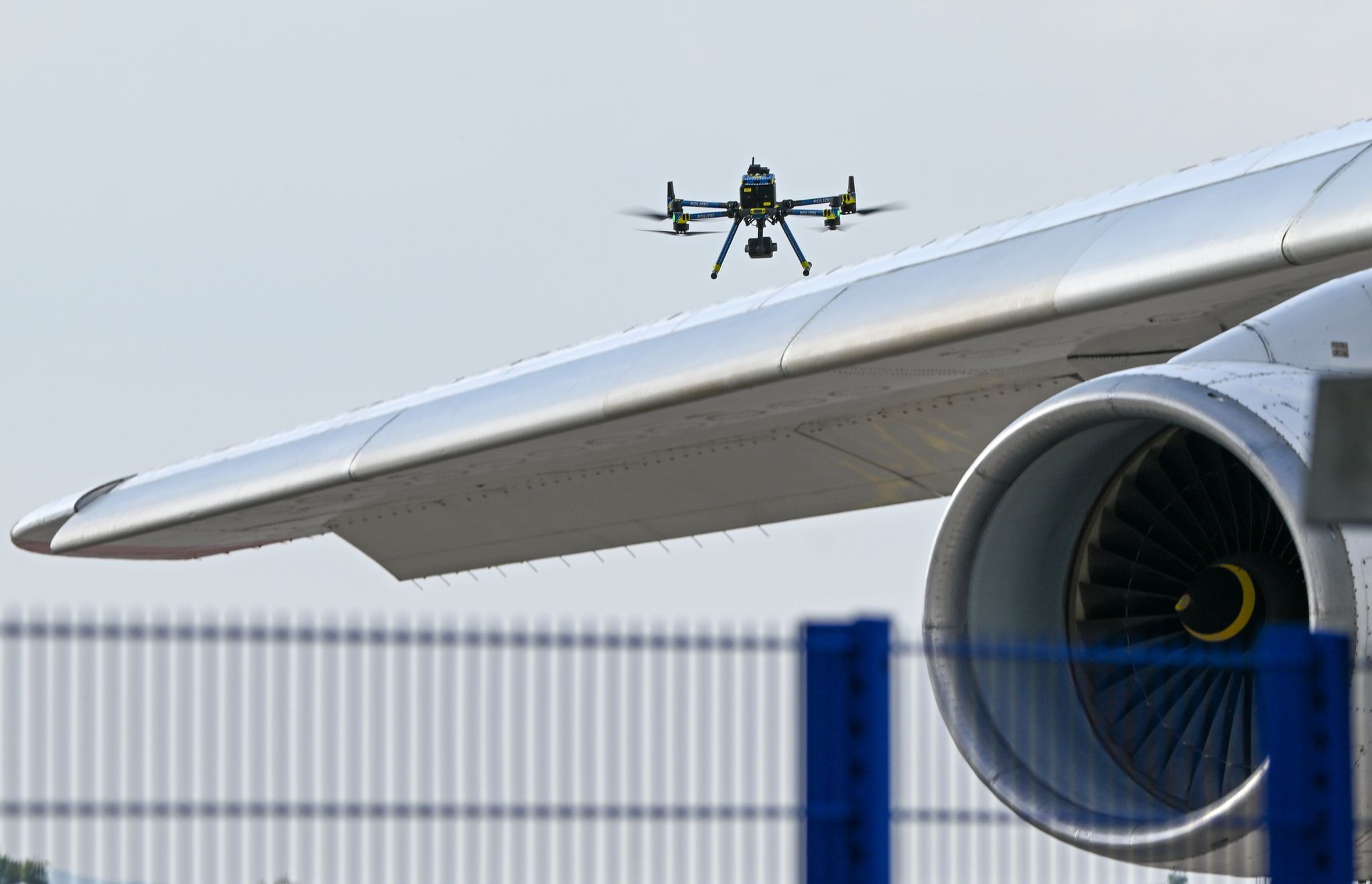 Der Fund einer Drohne mit Sprengstoff am Flughafen Leipzig/Halle macht eine grundlegend veränderte Sicherheitslage im Luftraum deutlich, sagt Innenminister Schwickert.