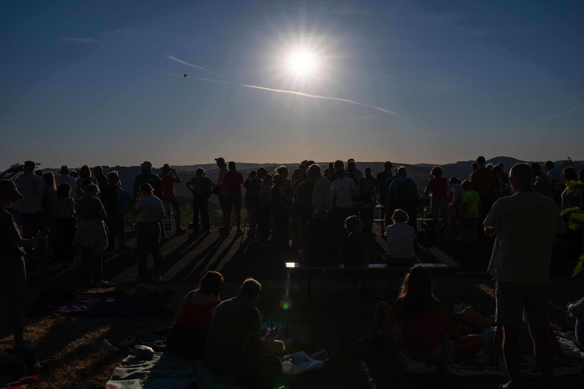 In der Nähe des Observatoriums Hoher List an der L64 bei Schalkenmehren in der Eifel beobachteten etliche Menschen die partielle Sonnenfinsternis.