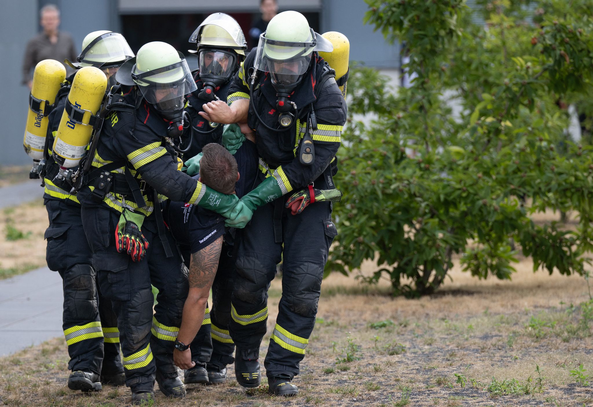 Die Übung ist Teil einer Reihe von Lageübungen, mit denen die Feuerwehr den Umgang mit gefährlichen Stoffen trainiert.