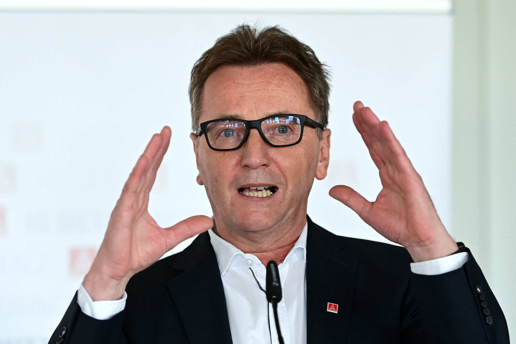 Der Chef des IG-Metall-Bezirks Mitte, Jörg Köhlinger, sieht die Industrie in einer tiefgreifenden Krise. (Archivbild)