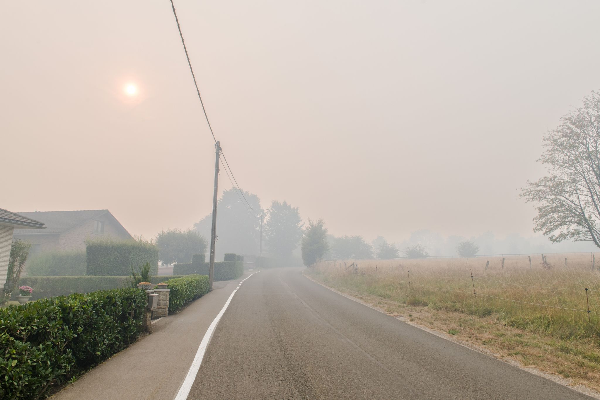 Das Großfeuer in Belgien hat sich bis auf drei Kilometer der deutschen Grenze genähert.