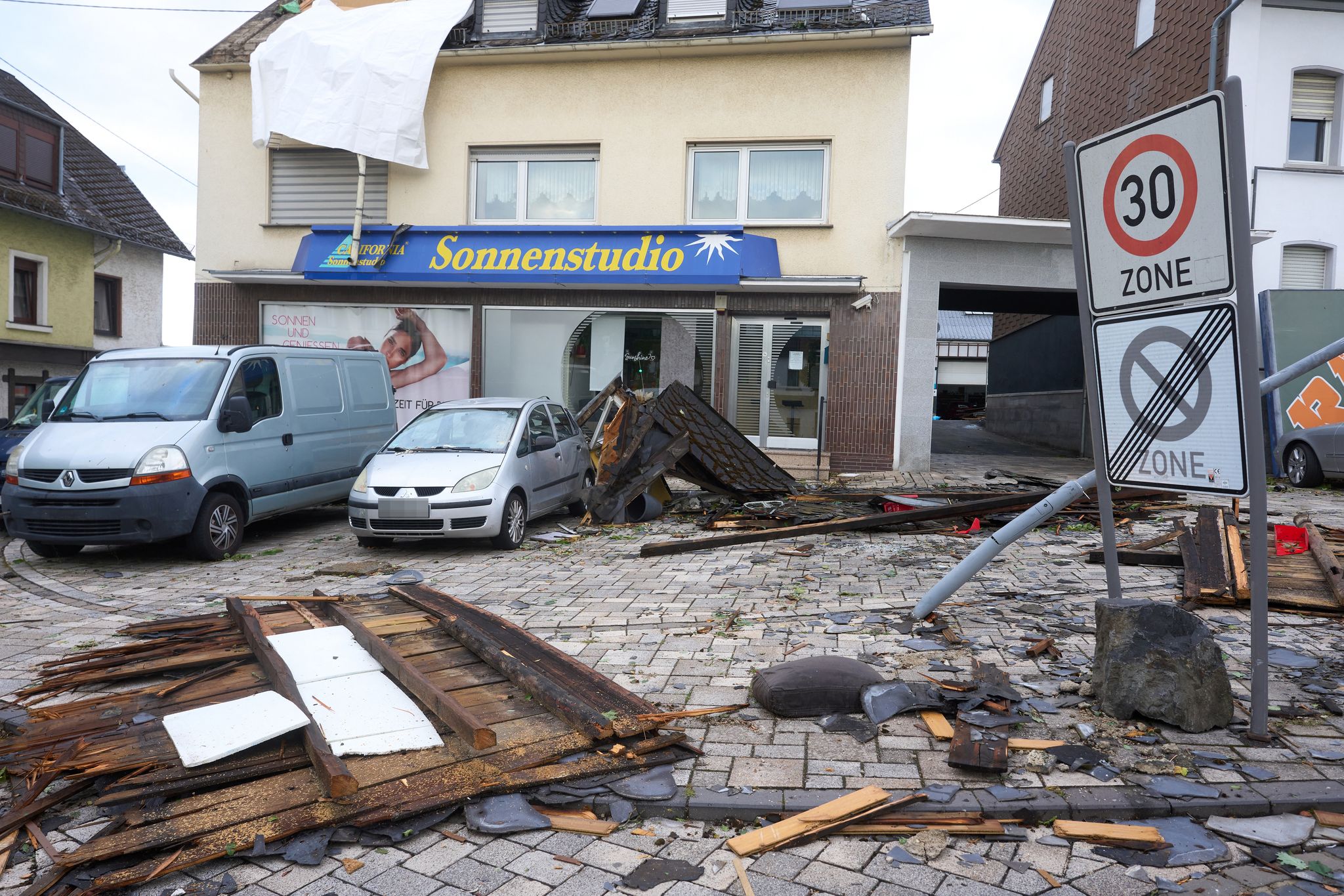 Teilweise wurden Fenster mit den Rahmen in die Gebäude gedrückt, eine solche Kraft habe der Wind gehabt.
