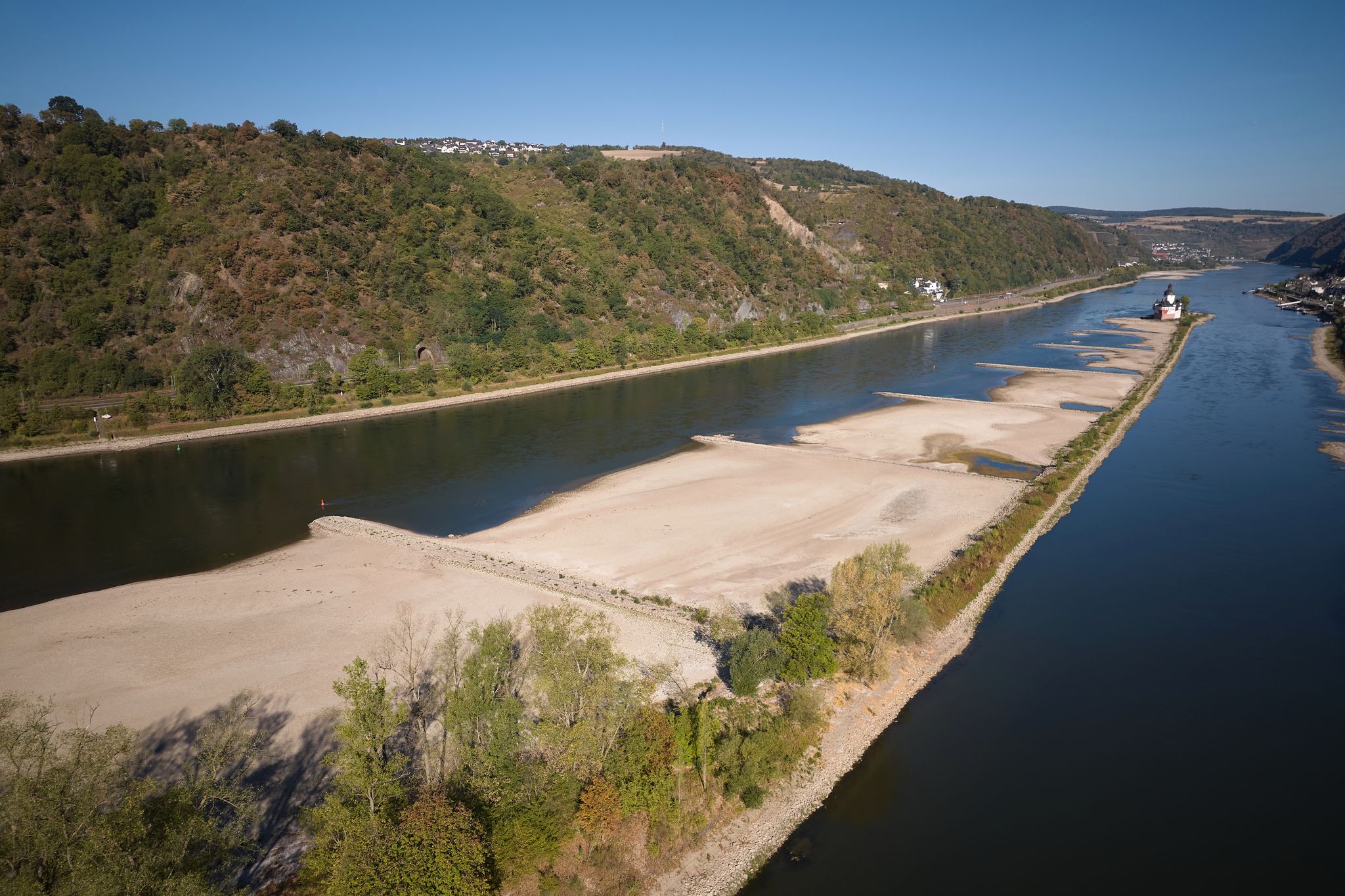 Das Niedrigwasser am Rhein macht sich auch an den Tankstellen bemerkbar.
