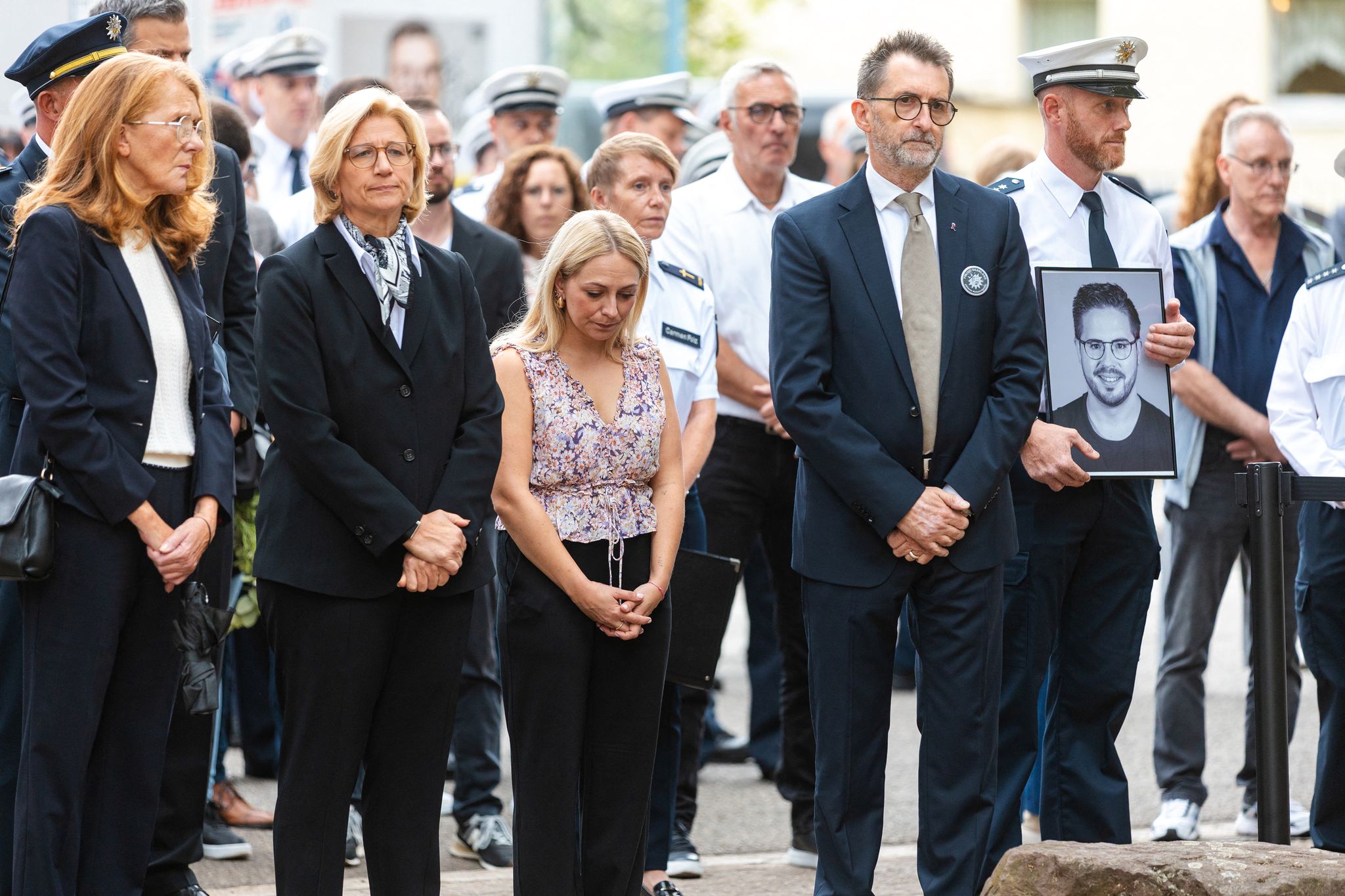 Petra Berg (v.l.), Ministerpräsidentin Anke Rehlinger (SPD), Selina Bohr, Witwe des getöteten Polizeioberkommissars Simon Bohr, und Saarlands Innenminister Reinhold Jost (SPD) nehmen an der Gedenkfeier zum ersten Todestag von Simon Bohr teil.