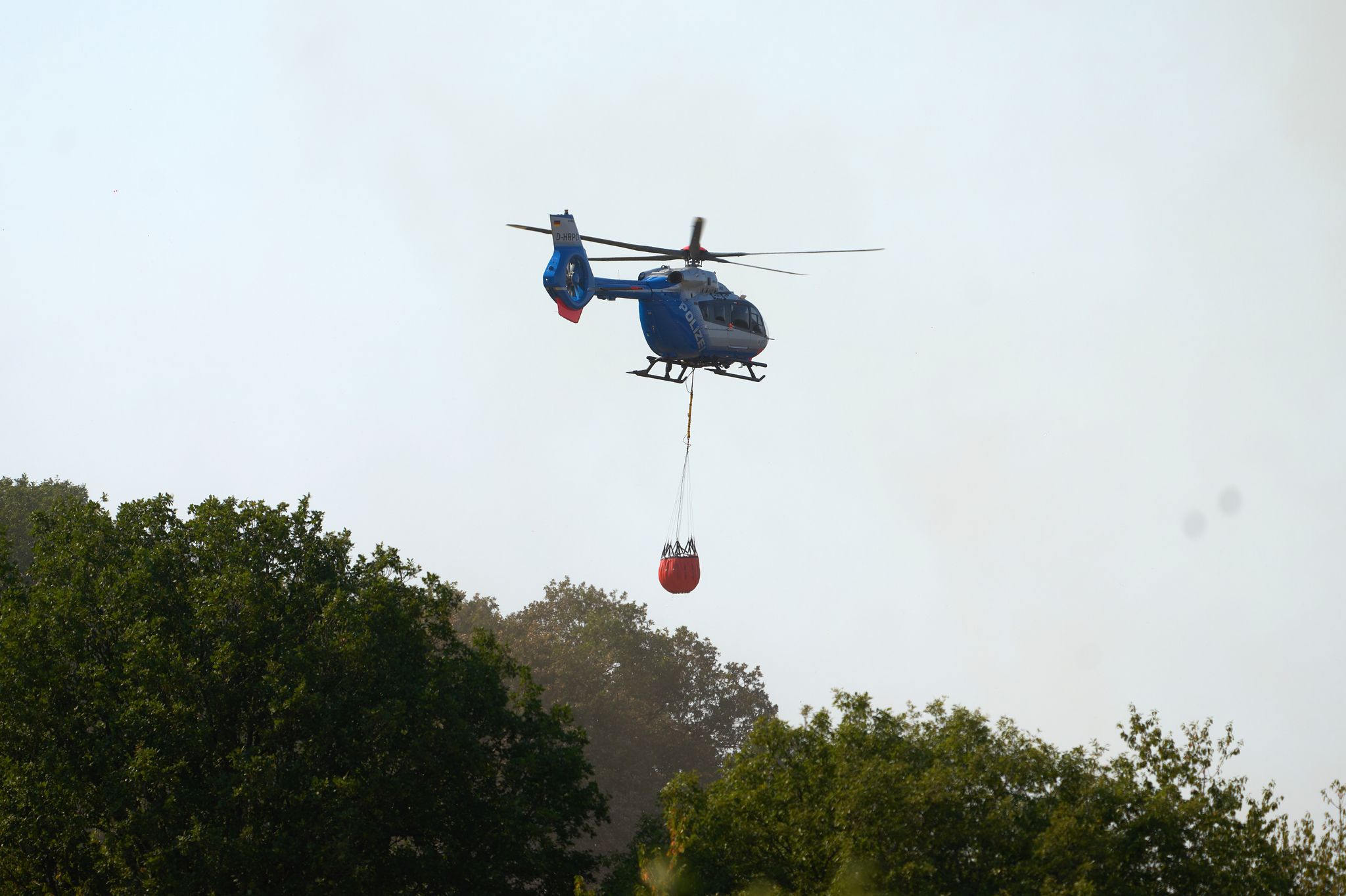Hubschrauber kämpfen gegen das Feuer.