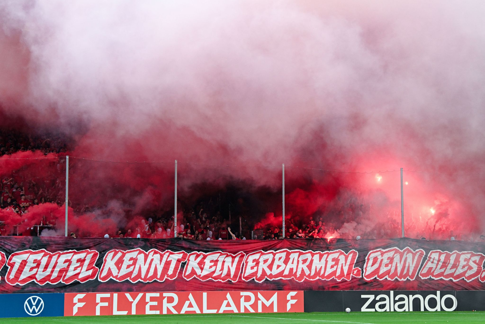 Die FCK-Fans zündeten zahlreiche Feuerwerkskörper und Pyrotechnik.