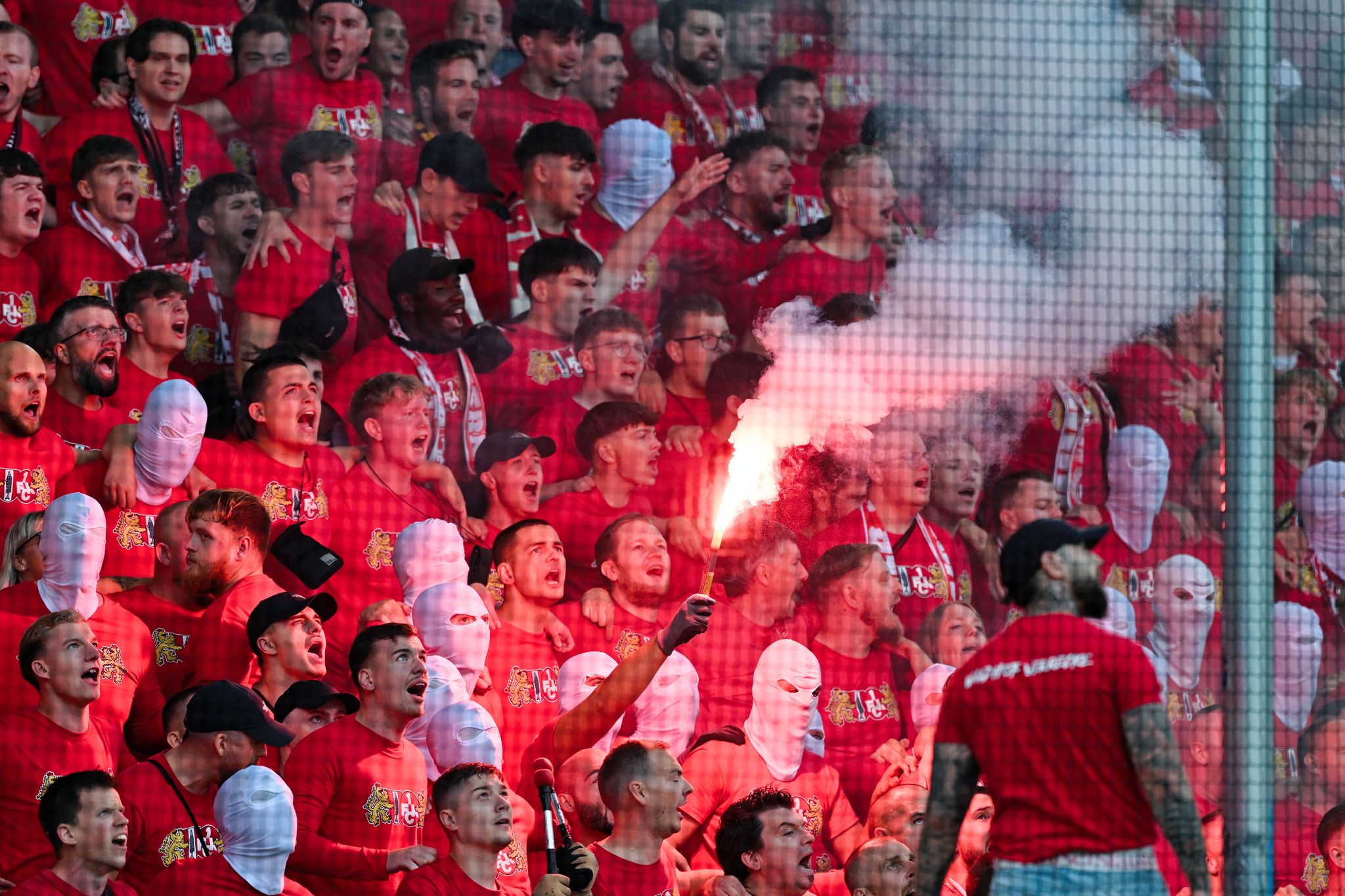 Kaiserslauterns Fans zündeten Pyrotechnik.