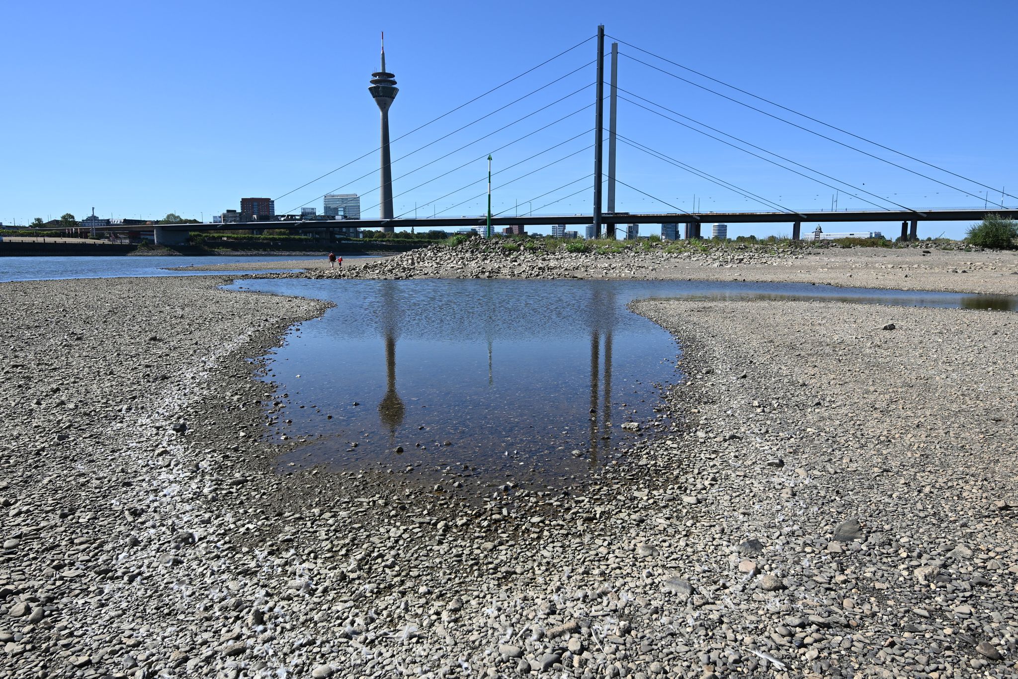 Der Regen stoppt das weitere Absinken der Pegelstände. Die Schifffahrt sollte aber nicht zu viel erwarten, warnt ein Experte. (Archivbild)