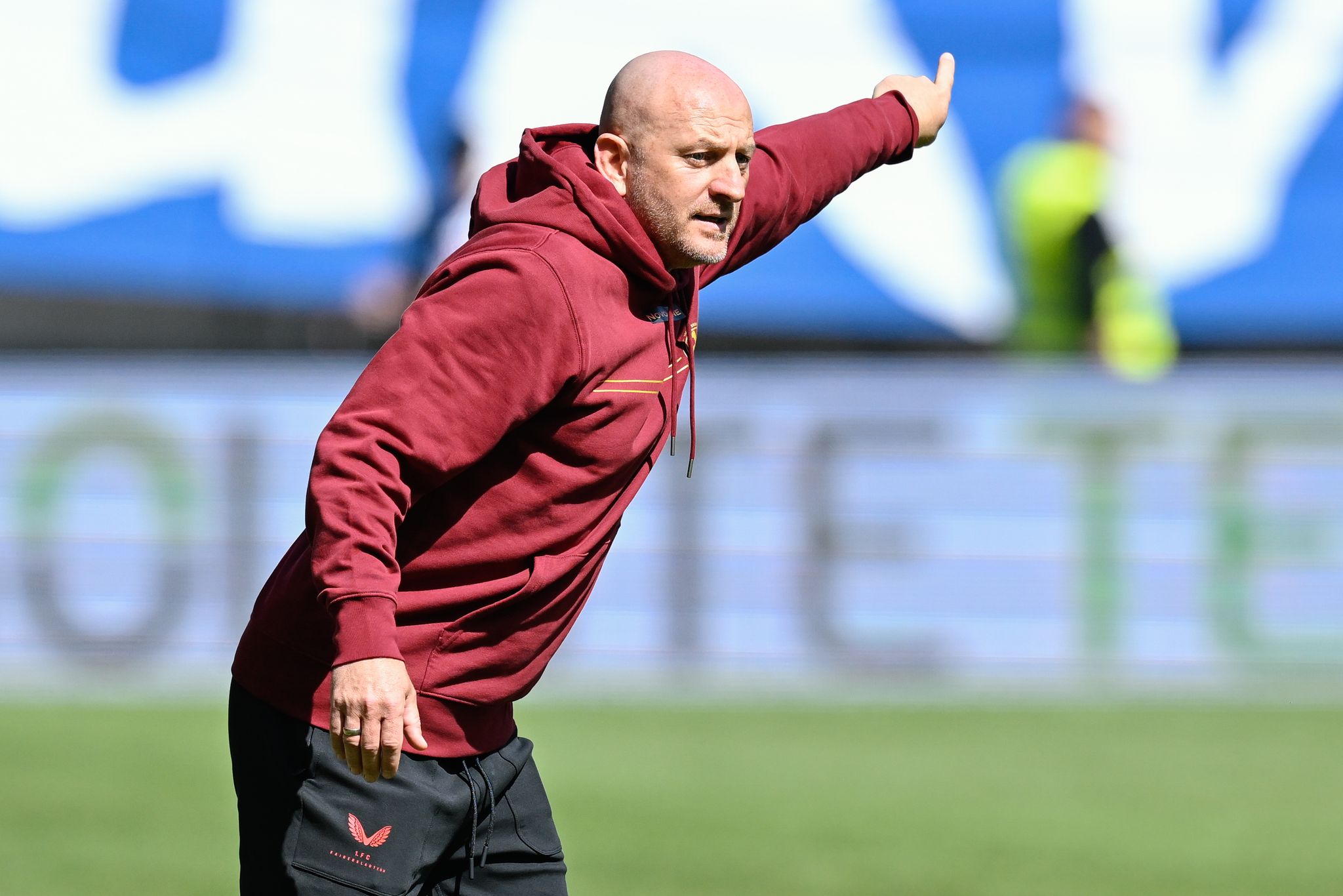 Da geht's lang: Kaiserslauterns Coach Torsten Lieberknecht steht sogar vor zwei Derbys. (Archivbild)