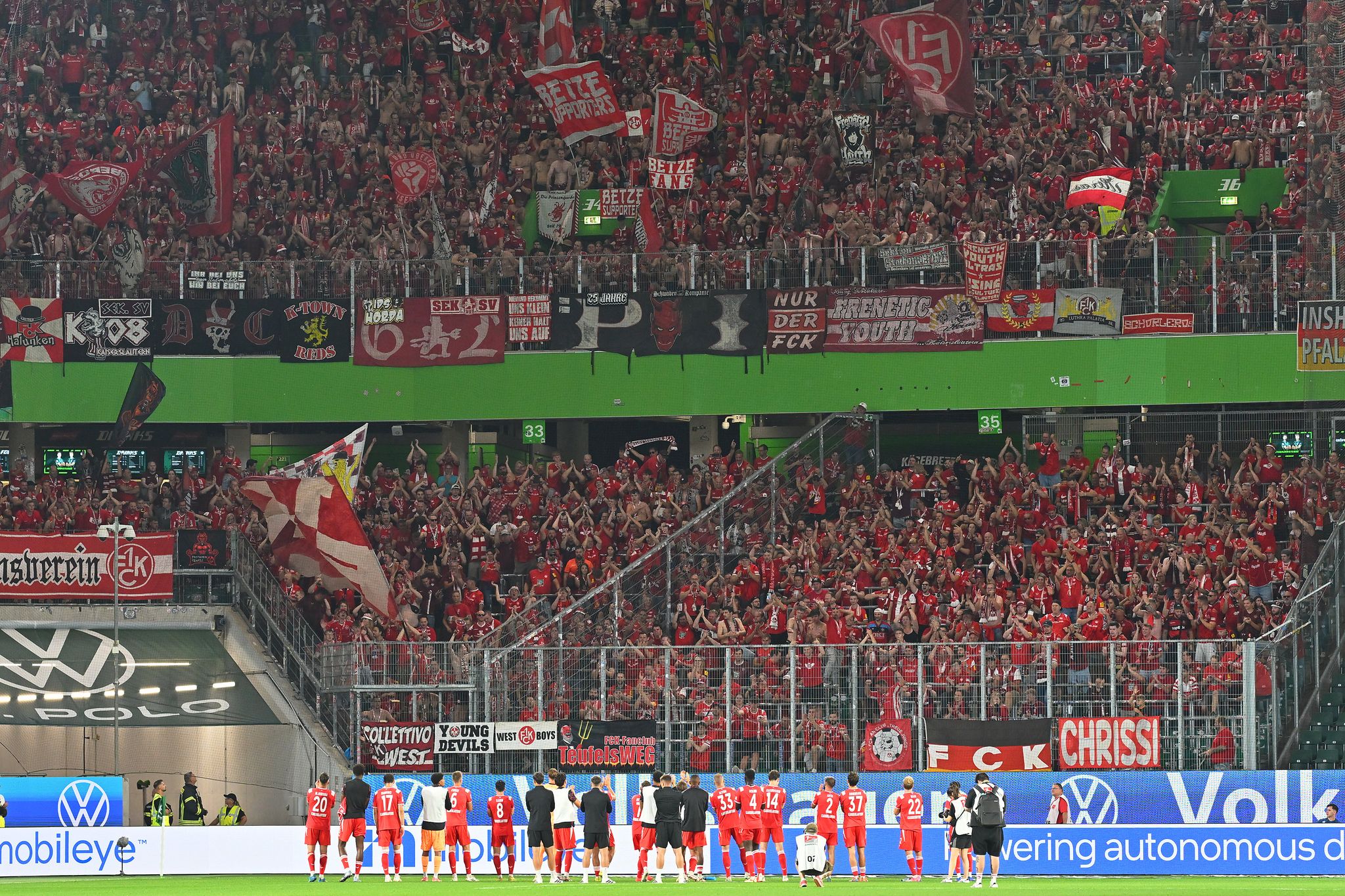 Die FCK-Profis wurden von den Fans für ihren Auftritt gefeiert.