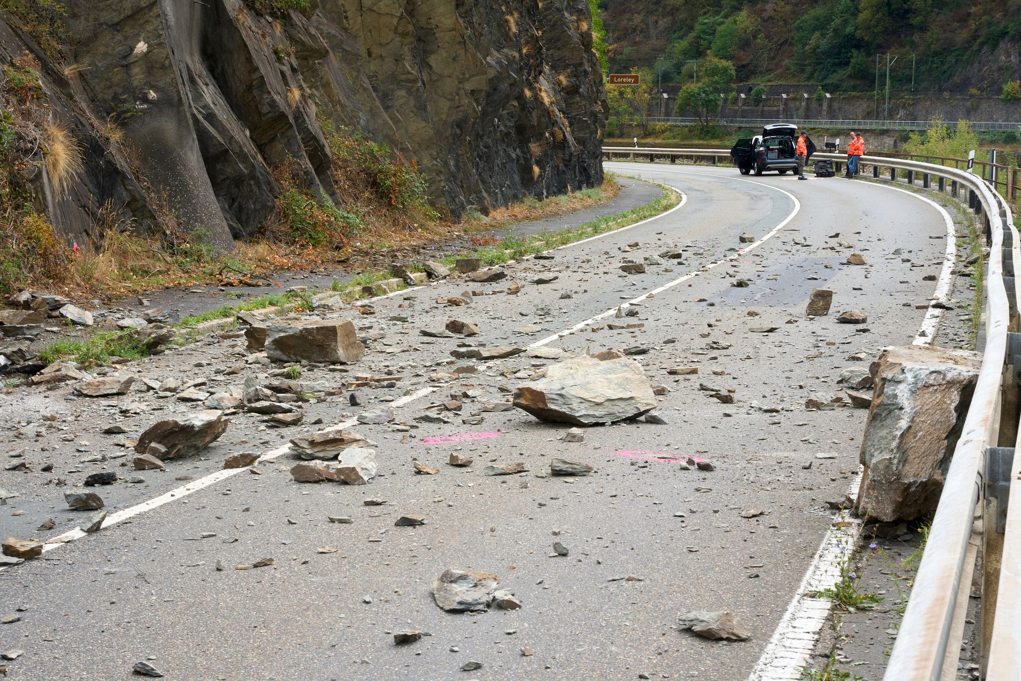 Felsbrocken blockieren die Bundesstraße - eine Umleitung wird eingerichtet.