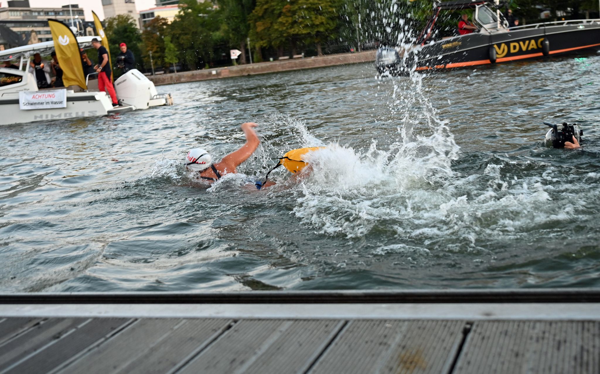 Zusätzliche Herausforderungen bringt das derzeitige Niedrigwasser im Rhein.