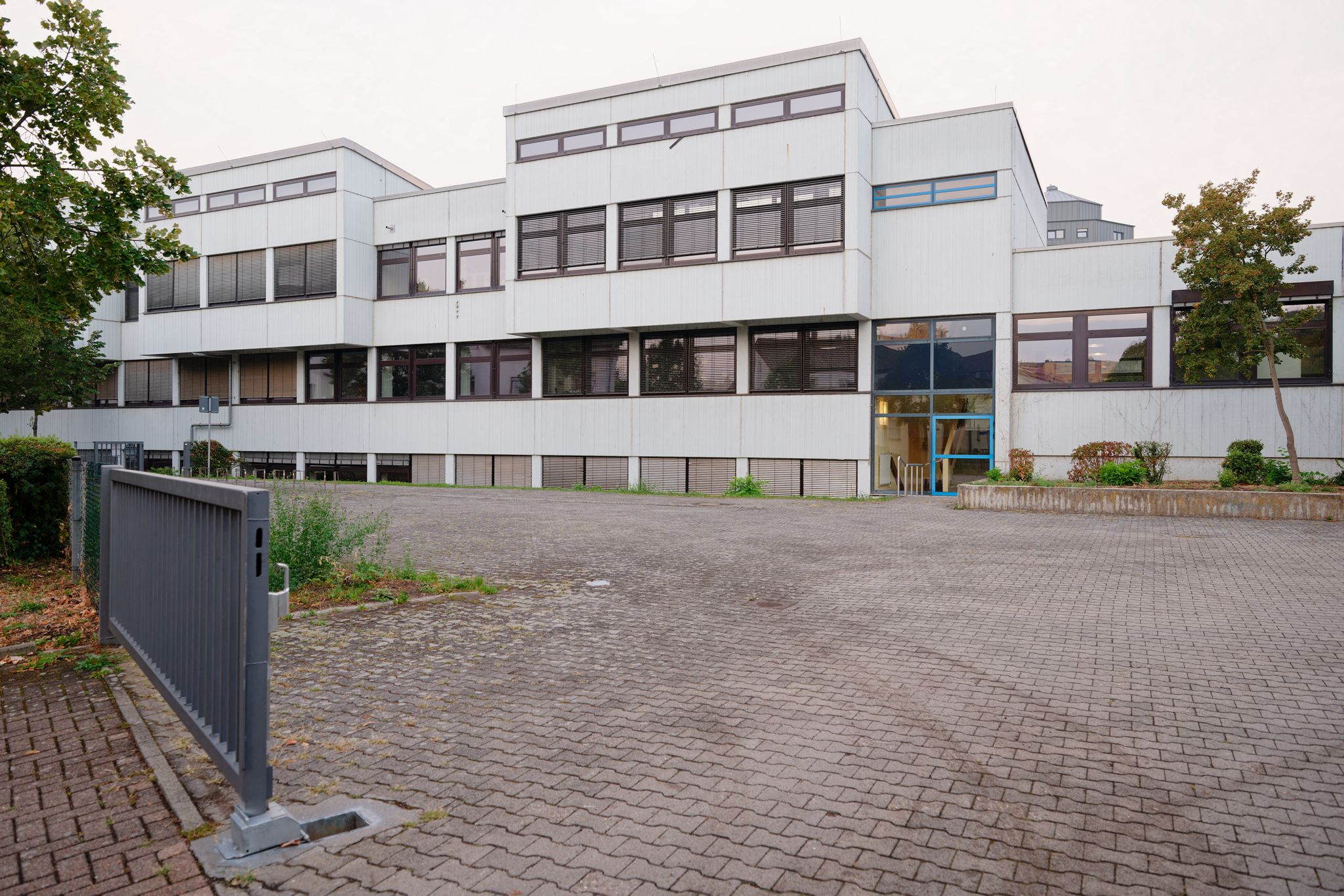 Die Karolina-Burger-Realschule Plus befindet sich im Stadtteil Ludwigshafen-Mundenheim.