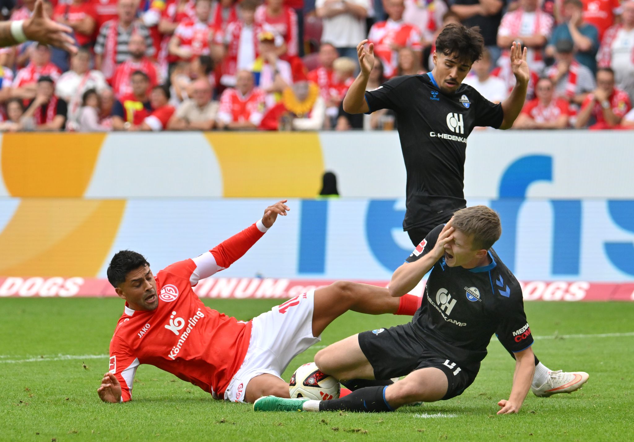 Zweikampf ohne Pfiff: Nadiem Amiri kommt im Strafraum zu Fall.