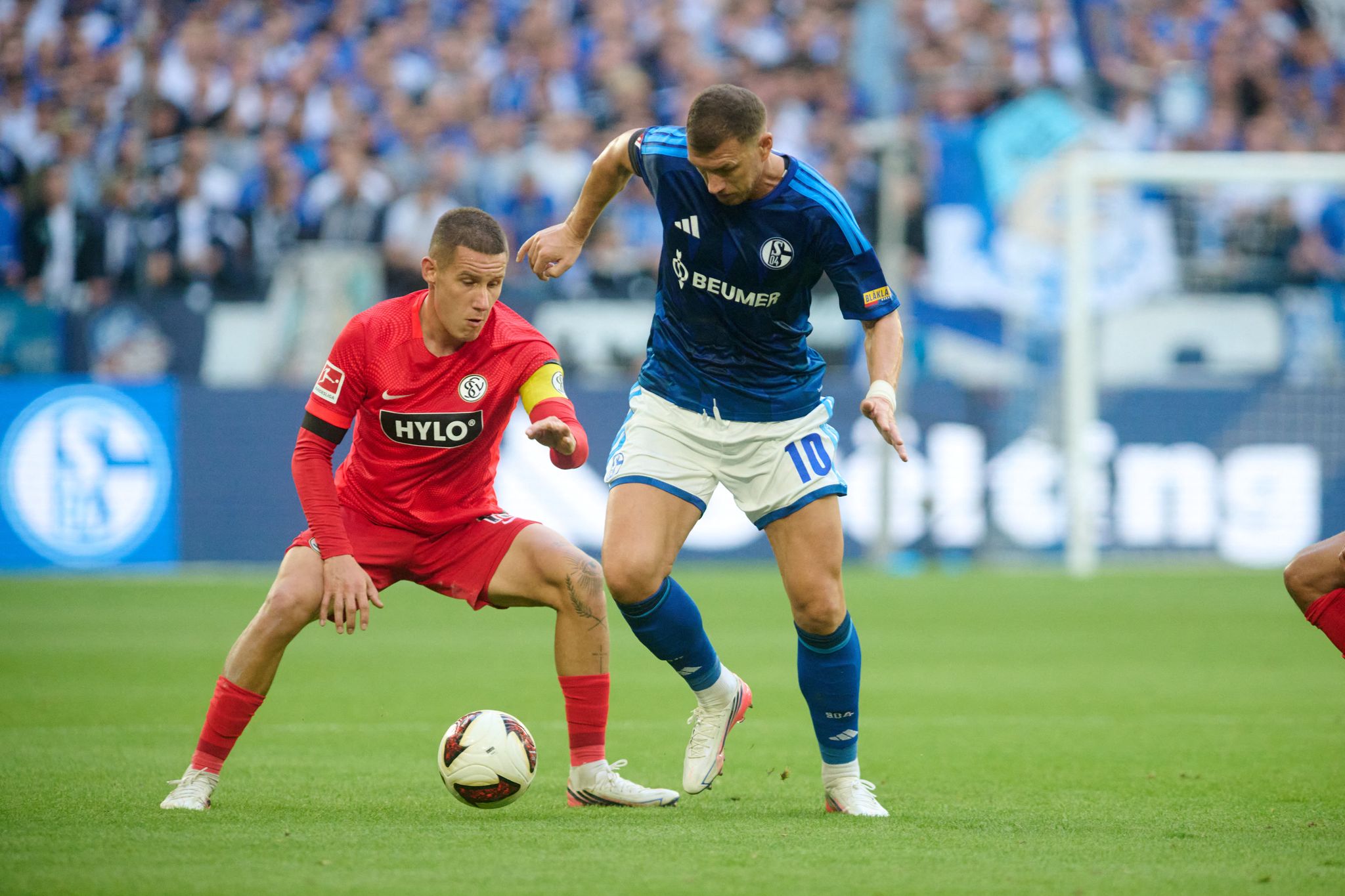 Edin Dzeko (r) wurde von seinen Mitspielern immer wieder in den Spielaufbau einbezogen.