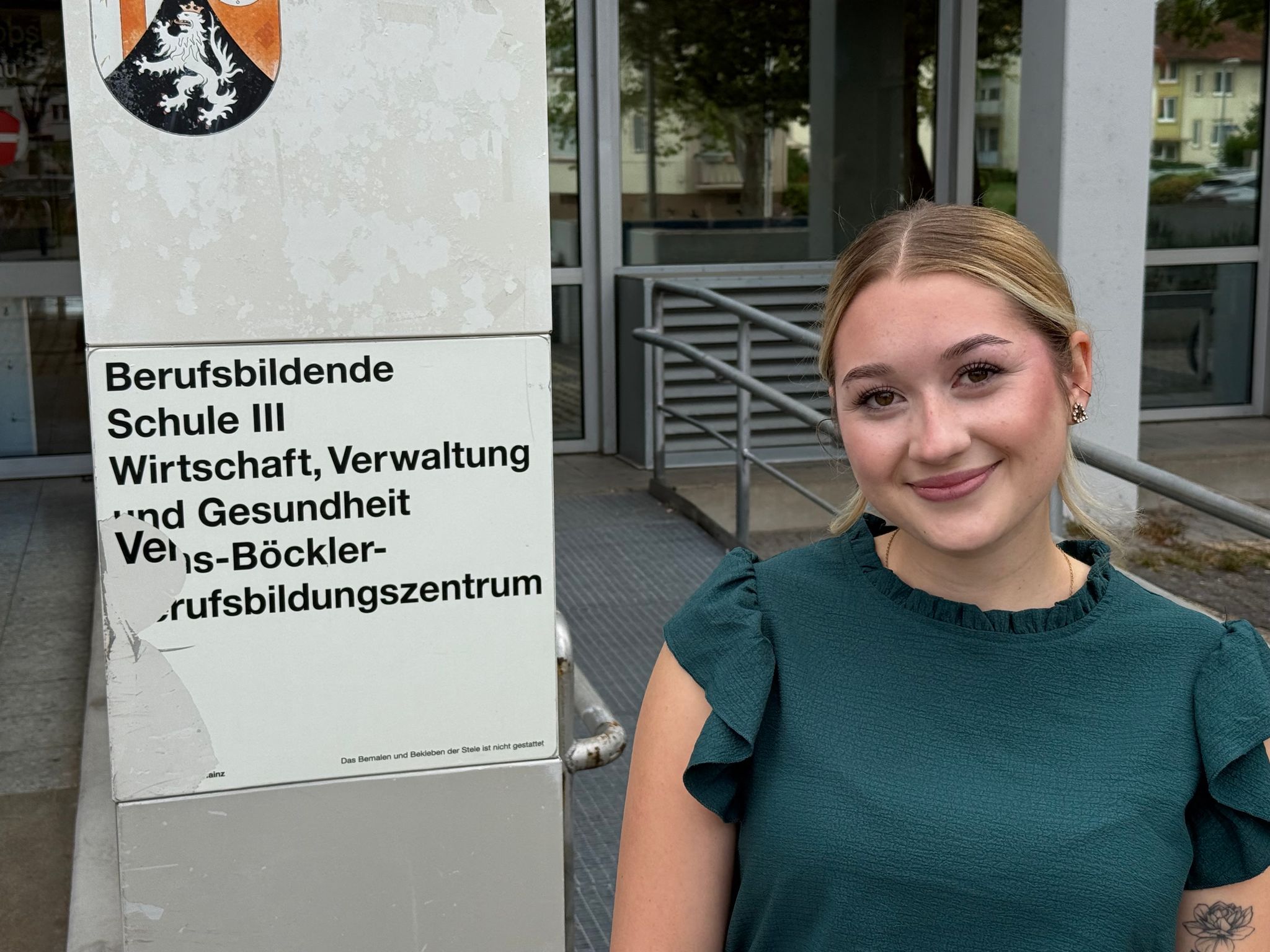 Charlène Großmann macht eine Ausbildung zur Bankkauffrau. Beim Einkaufen und beim Tanken merkt sie die gestiegenen Lebenshaltungskosten ganz besonders.