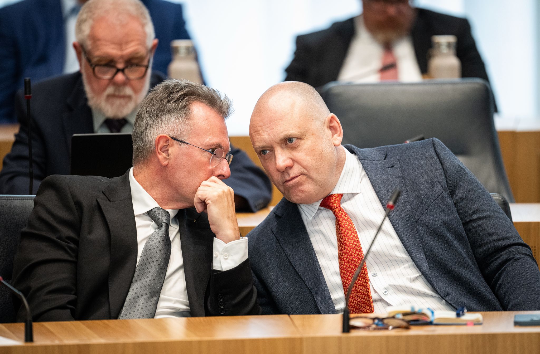 Michael Büge (l) gilt als das professionelle Gesicht der Fraktion. (Archivbild)