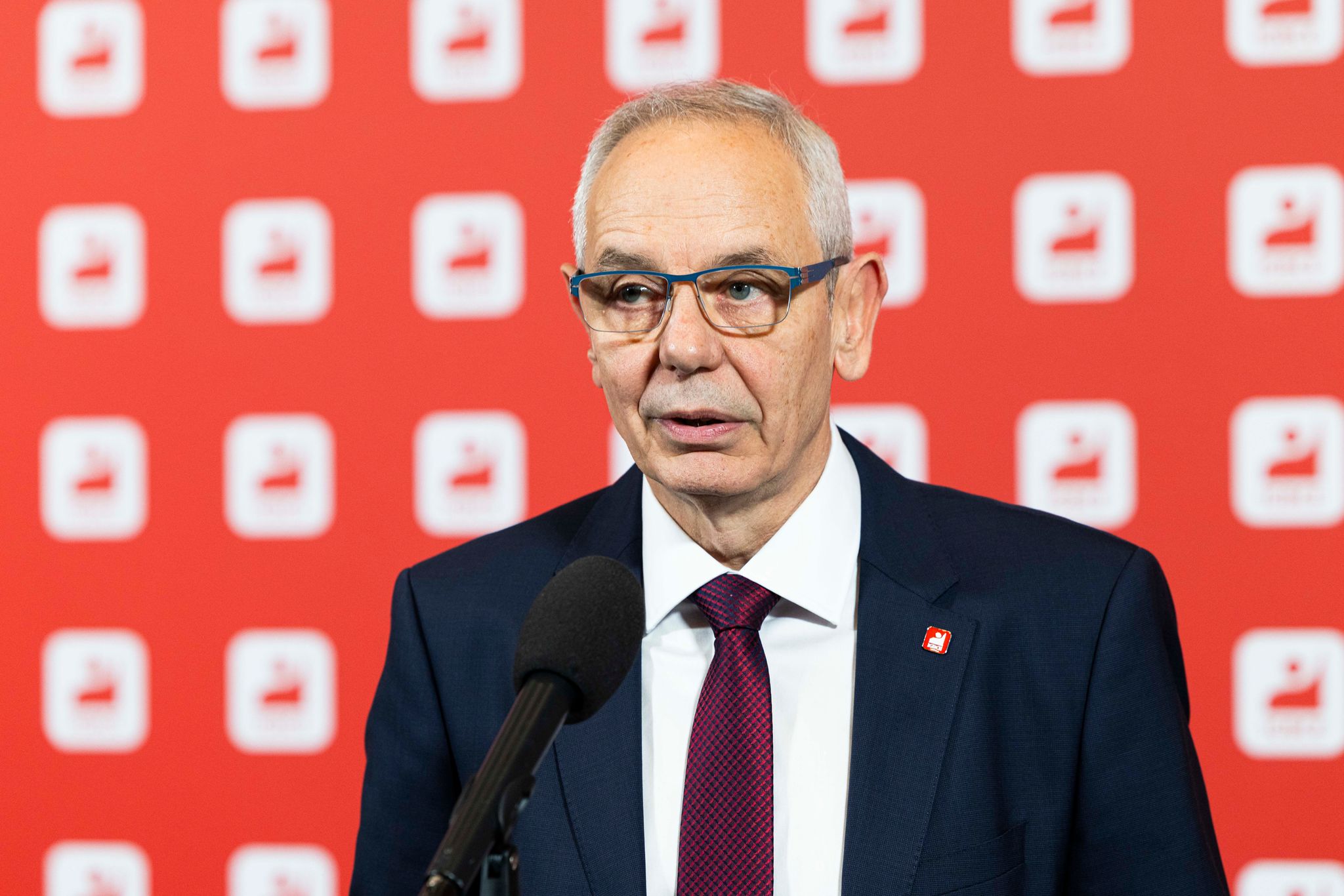 IGBCE-Chef Michael Vassiliadis hat zur geplanten Übernahme von Evonik durch BASF noch viele Fragen, auch kritische.