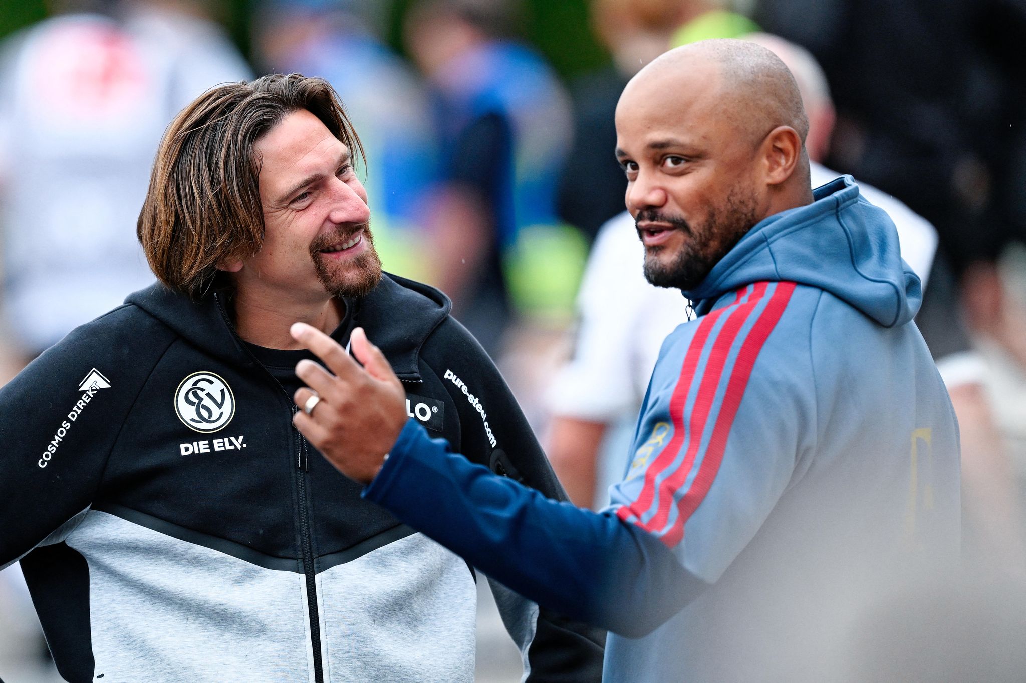 Bayern-Trainer Vincent Kompany (r) würde in der nächsten Saison gern wieder nach Elversberg kommen.