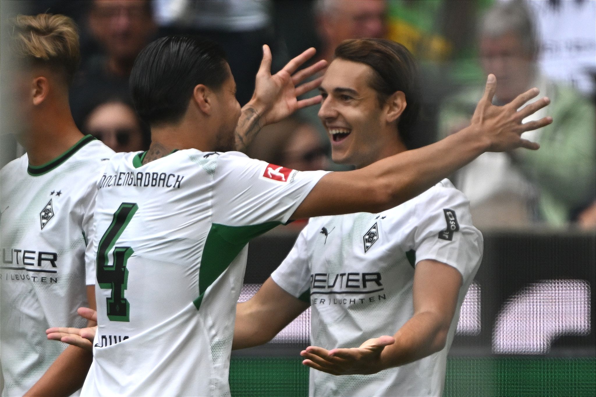 Florian Neuhaus (r) brachte die Borussia früh in Führung.