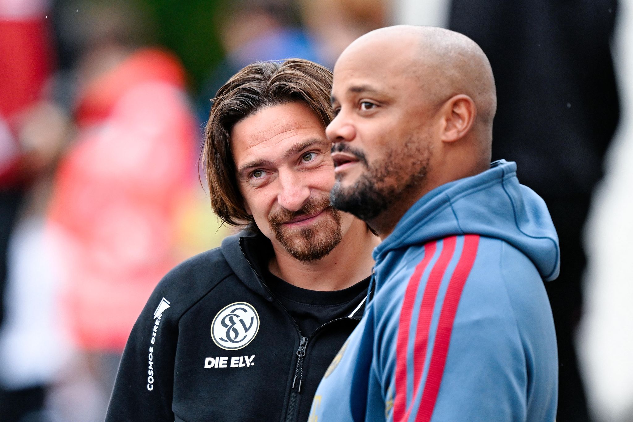 Elversberg-Trainer Vincent Wagner (l) durfte nach der Aufhebung seiner Gelb-Rot-Sperre gegen den FC Bayern München auf der Bank sitzen.