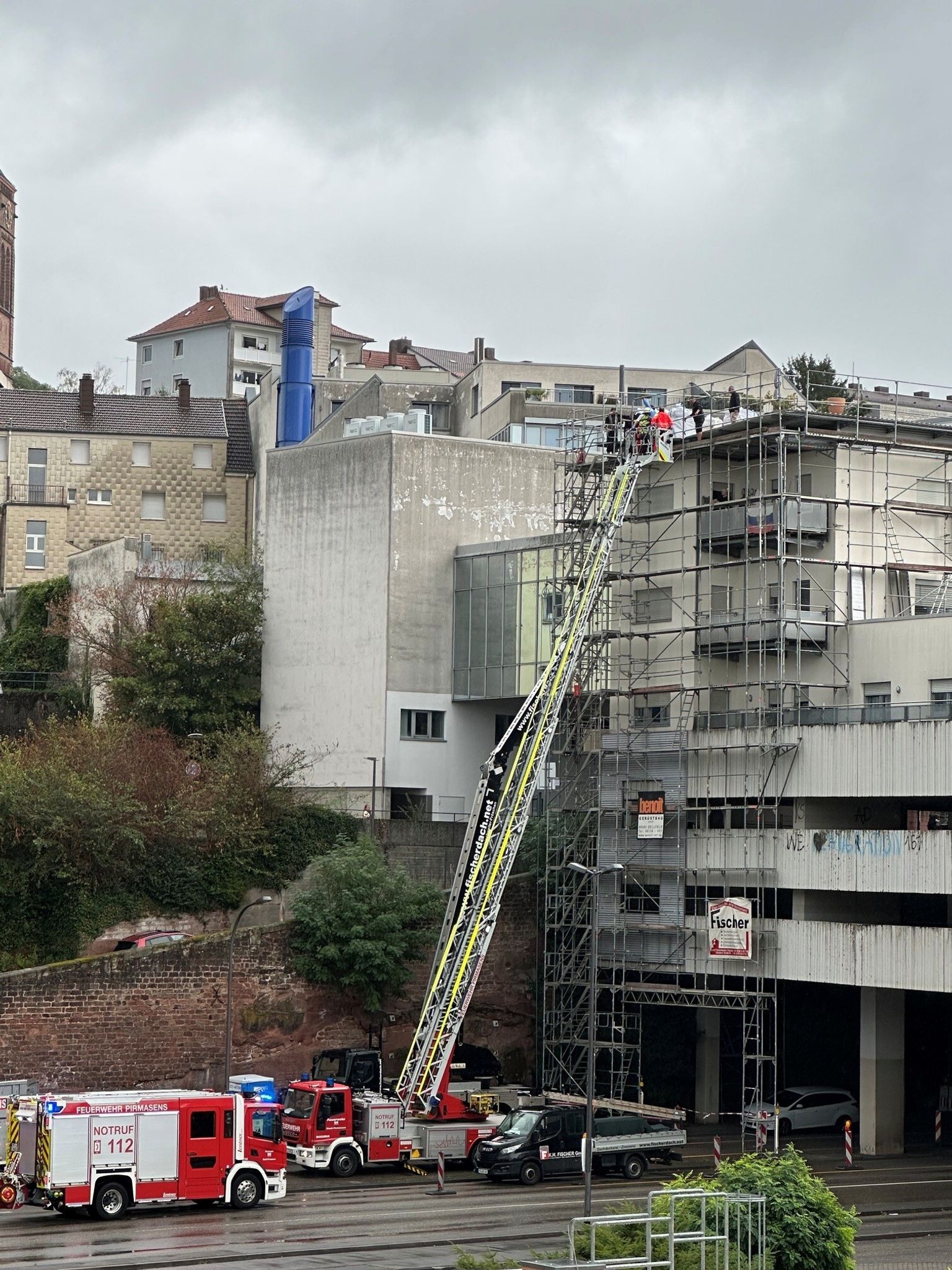 Einsatzkräfte holten den Mann vom Dach.
