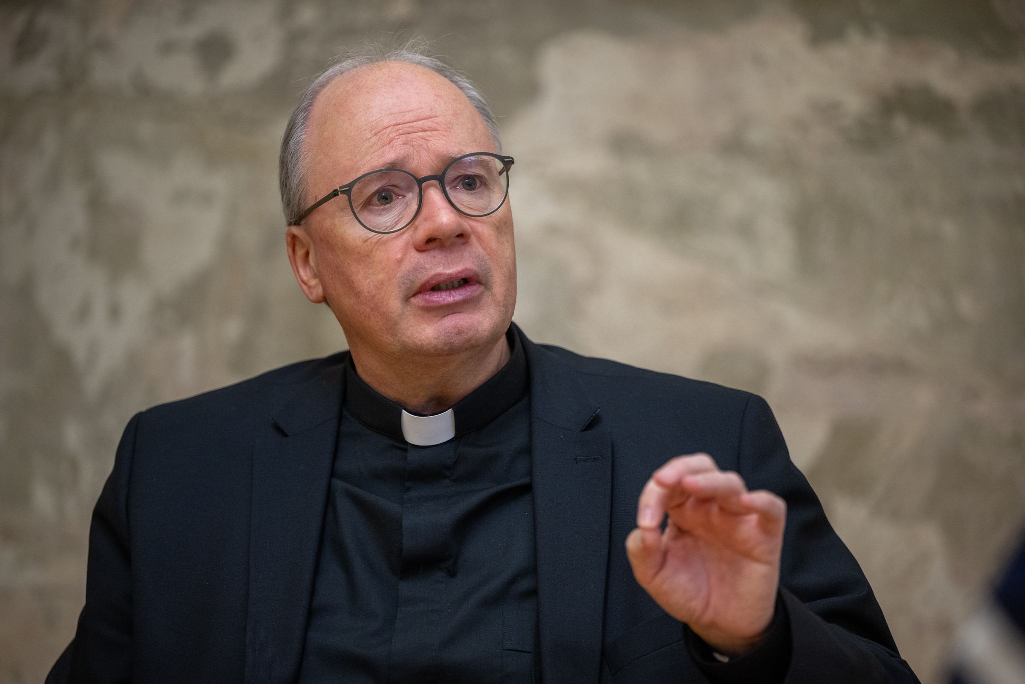Bischof Stephan Ackermann erfuhr in einem Gottesdienst von den Anschlägen. (Archivbild)
