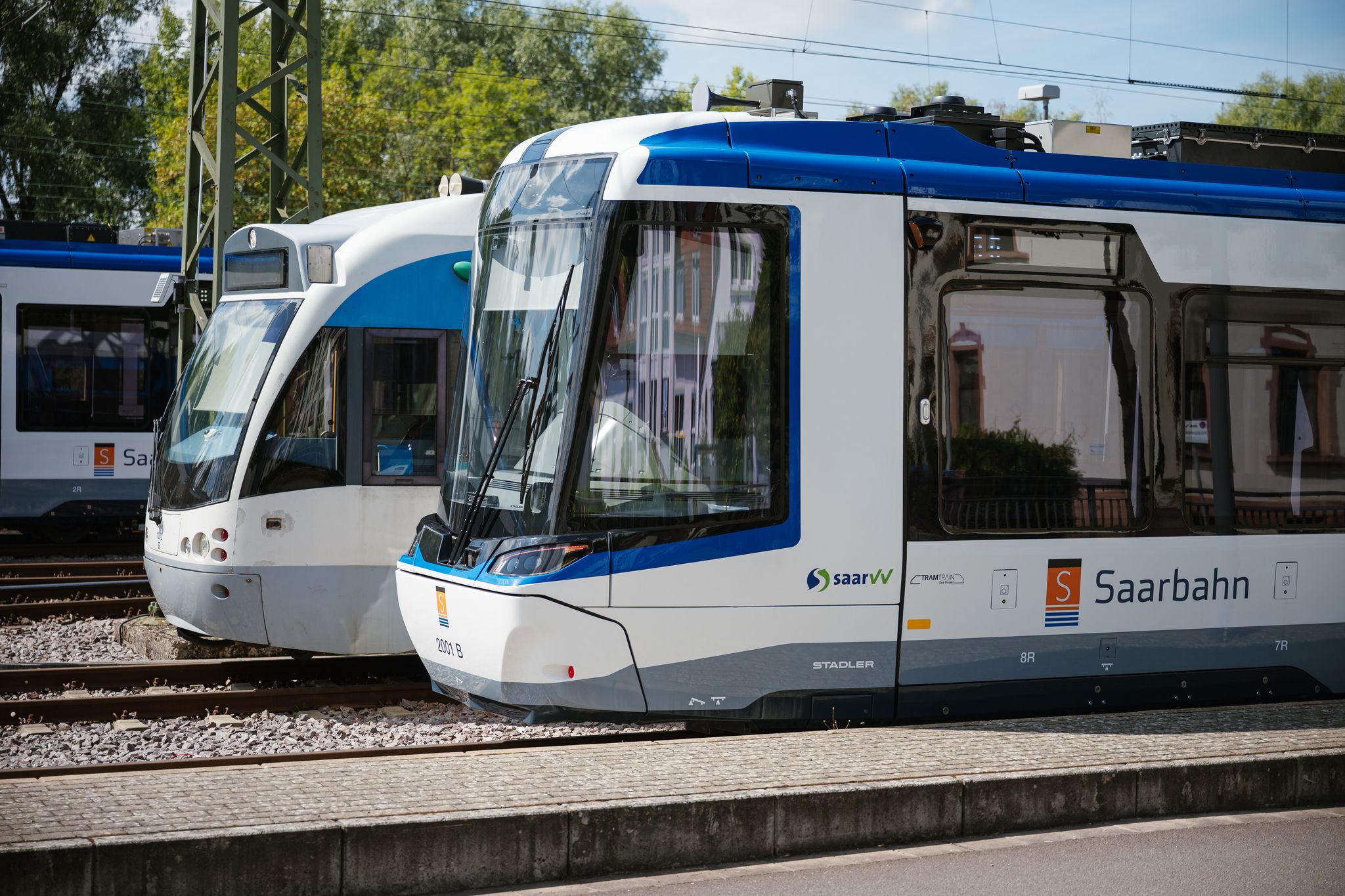 Saarbahnwagen stehen auf dem Gelände der Saarbahn-Werkstatt in Saarbrücken. (Archivbild)