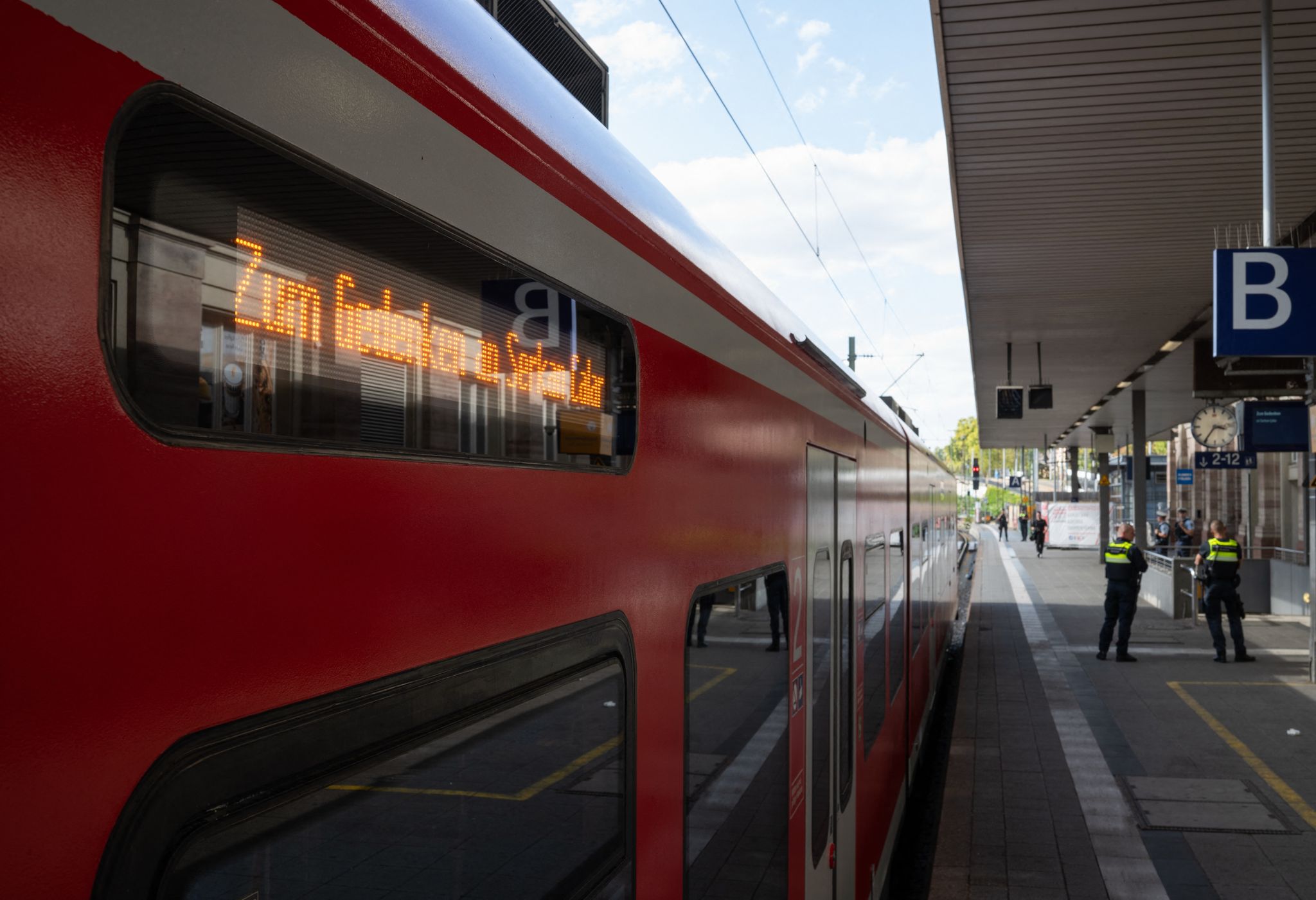 Eine Schweigeminute auf Gleis 1 leitete das Gedenken ein.
