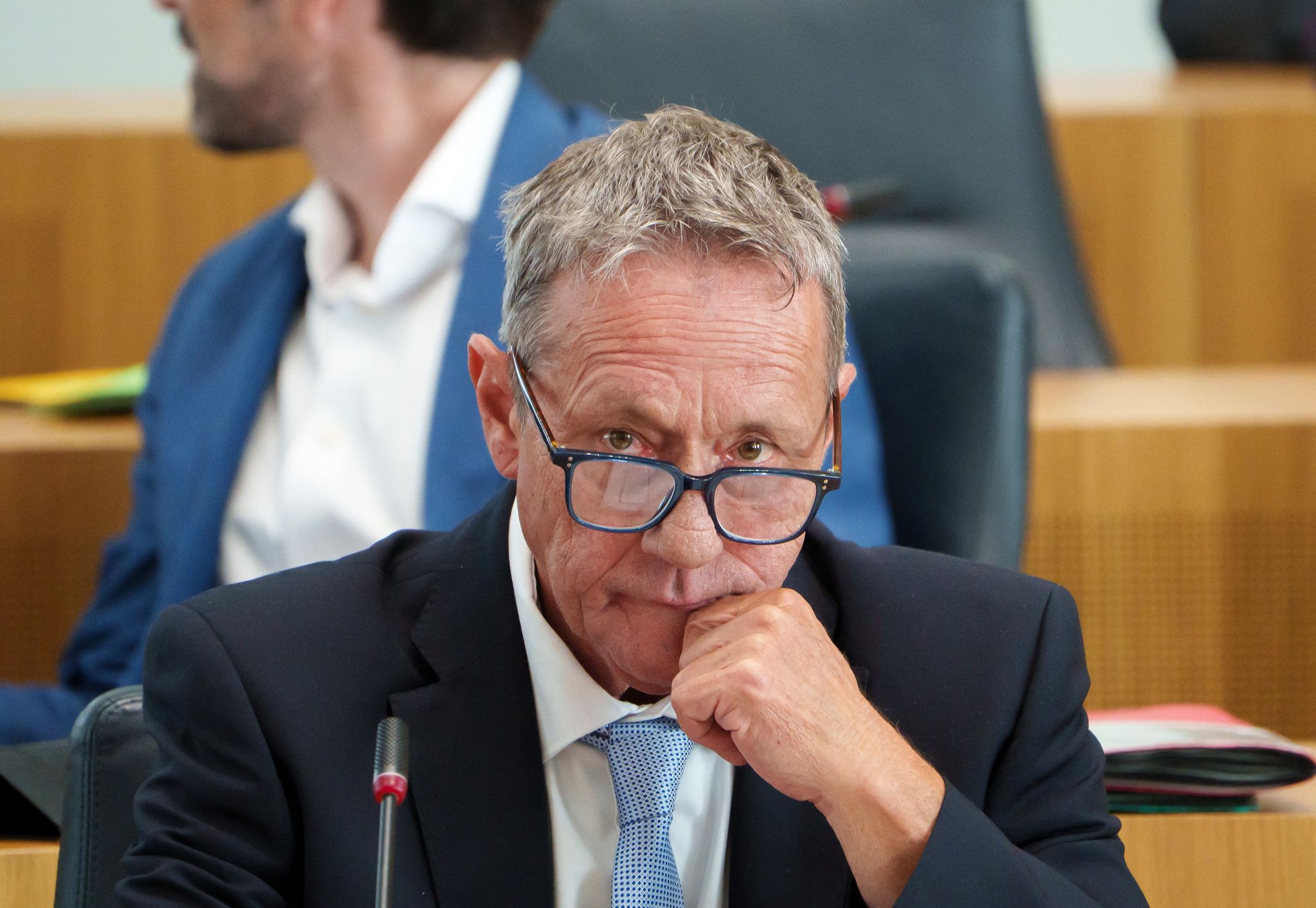 Klar sei, das Hauptamt gehe vor Ehrenamt, betont Innenminister Schwickert. (Archivbild)