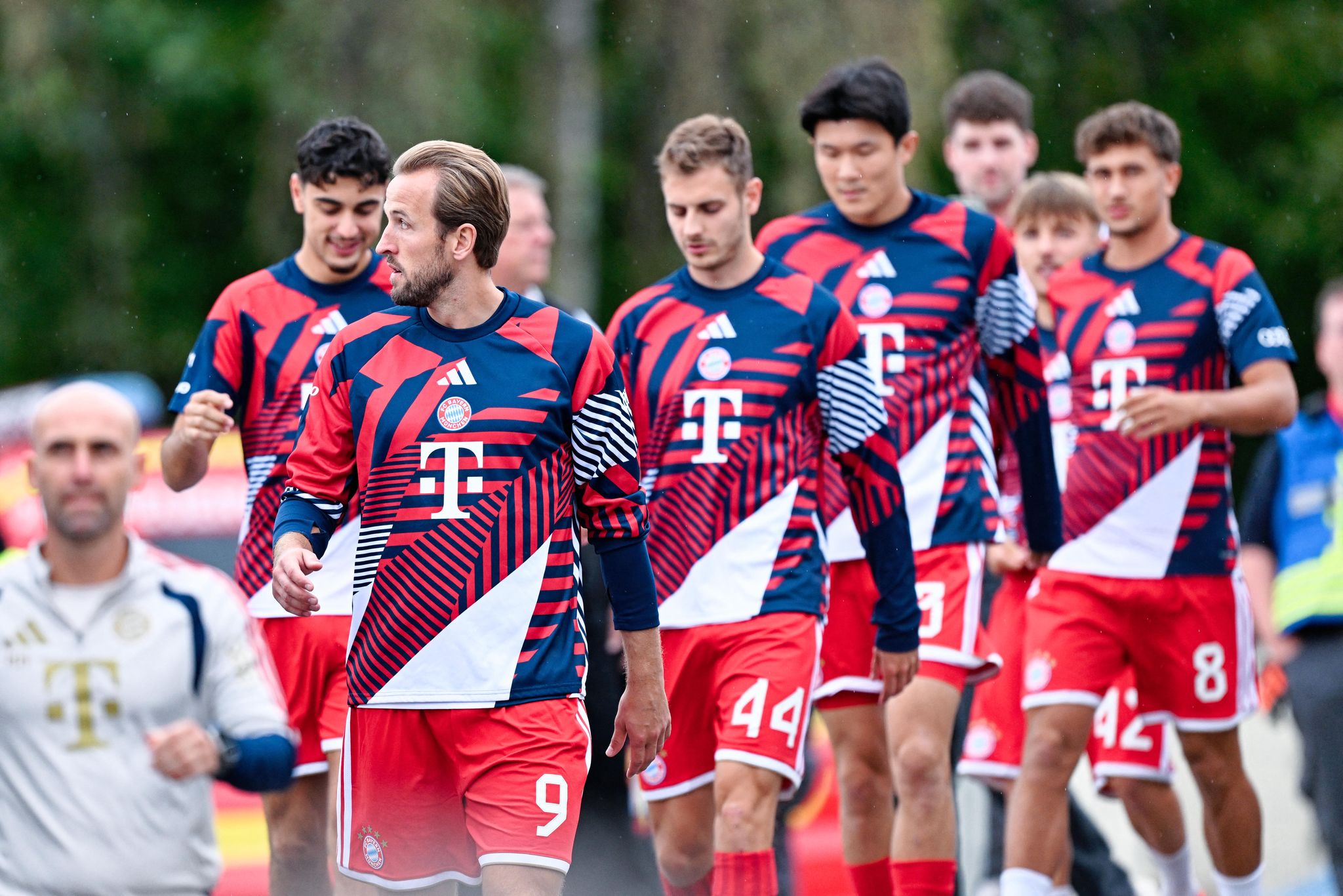 Auf die Bayern-Profis warteten in Elversberg außergewöhnliche Rahmenbedingungen.