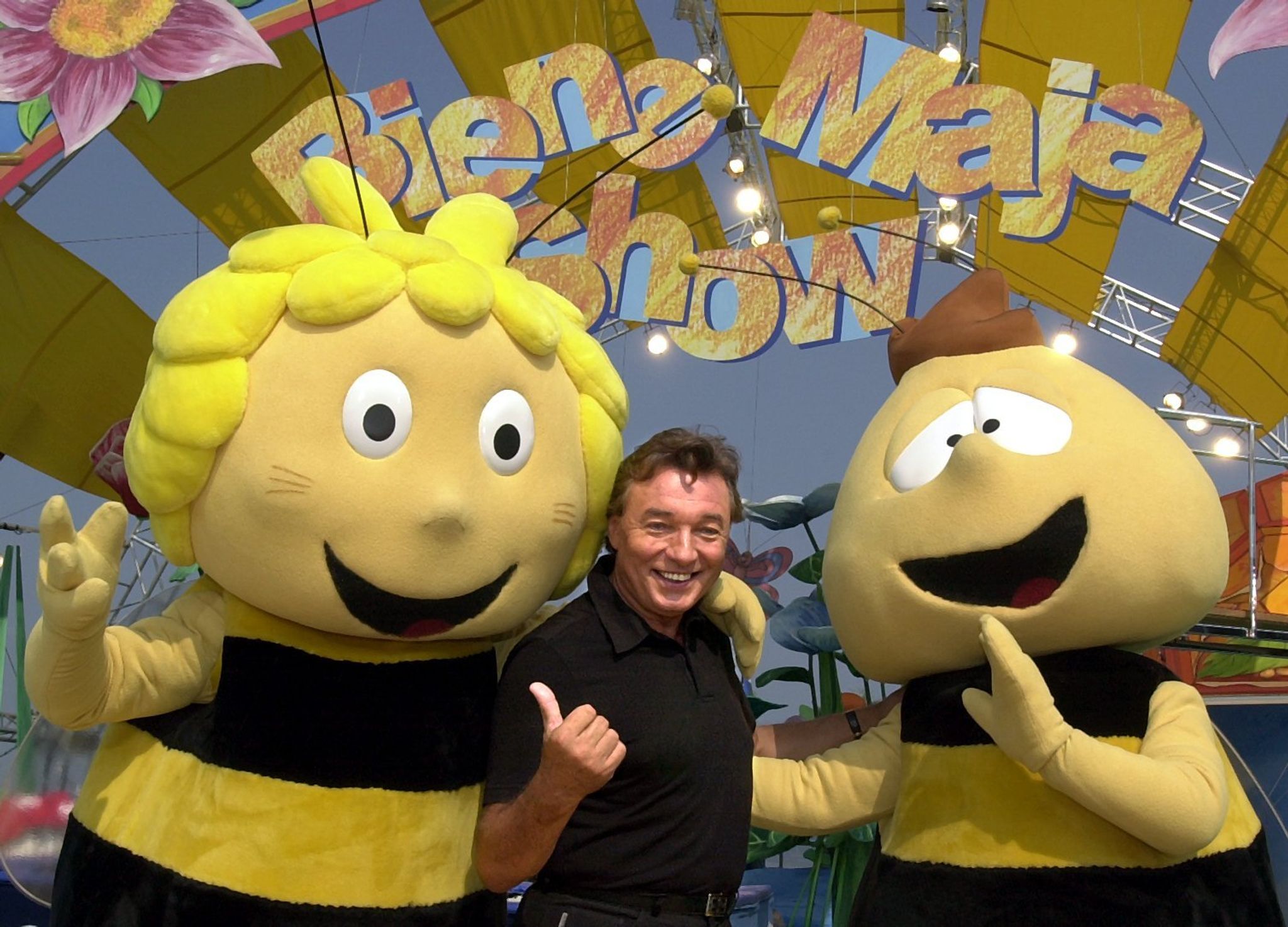 Foto von 2001: Damals trat Karel Gott mit Maja und Willi in einer Biene-Maja-Geburtstagsshow auf. (Archivbild)
