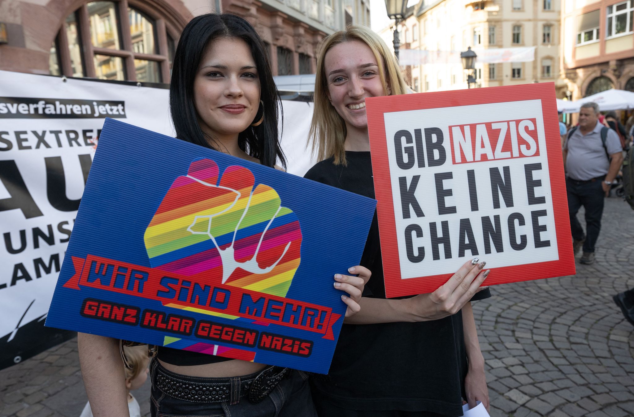Ein breites Bündnis von Organisationen hat in Frankfurt zu einer Demo gegen die AfD aufgerufen.