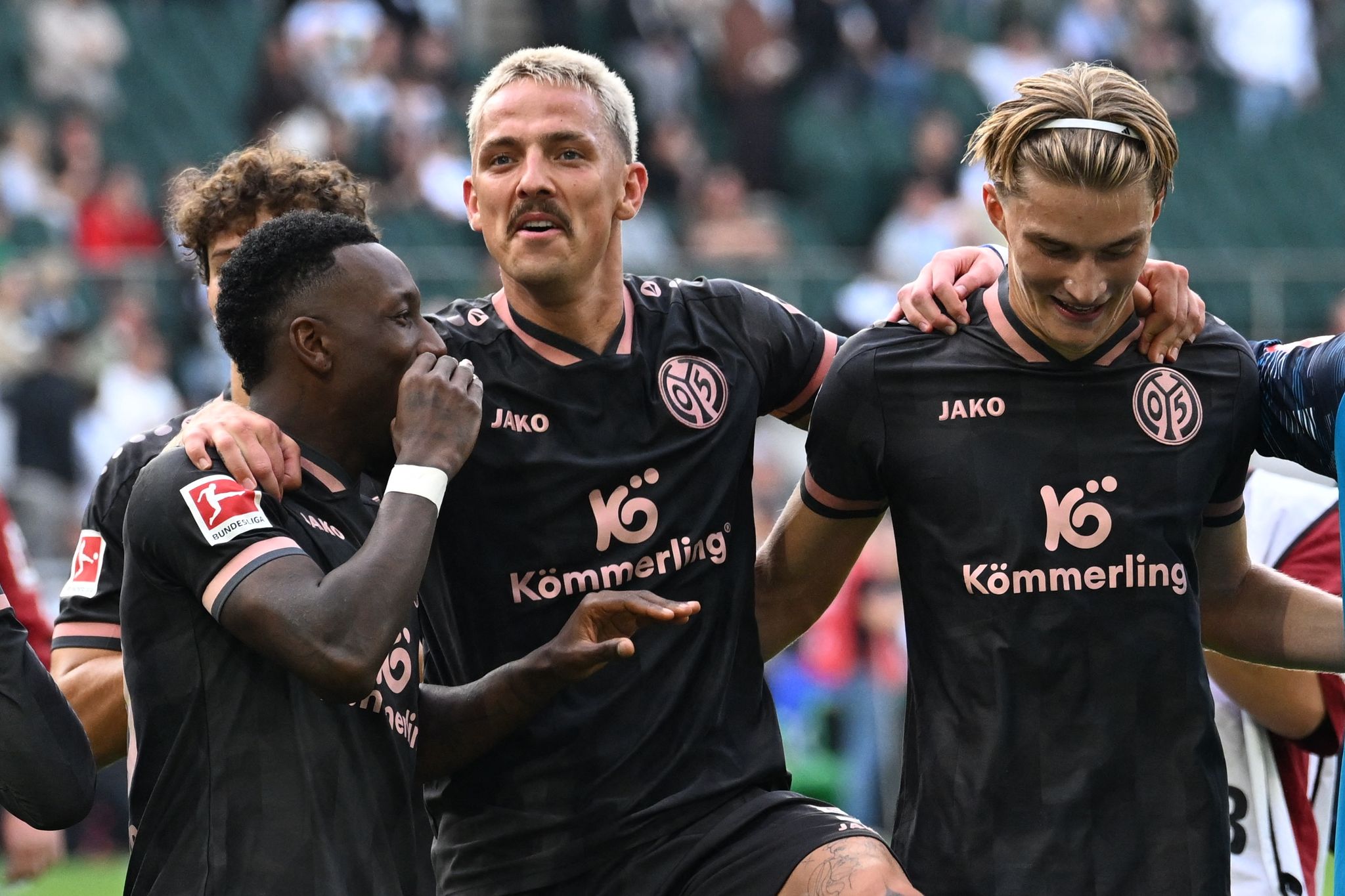 Mainzer Profis singen und lachen nach dem 4:3-Erfolg in Gladbach.