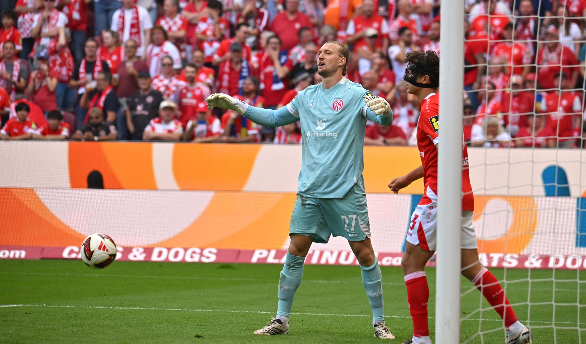 Torwart Robin Zentner musste gleich dreimal hinter sich greifen.
