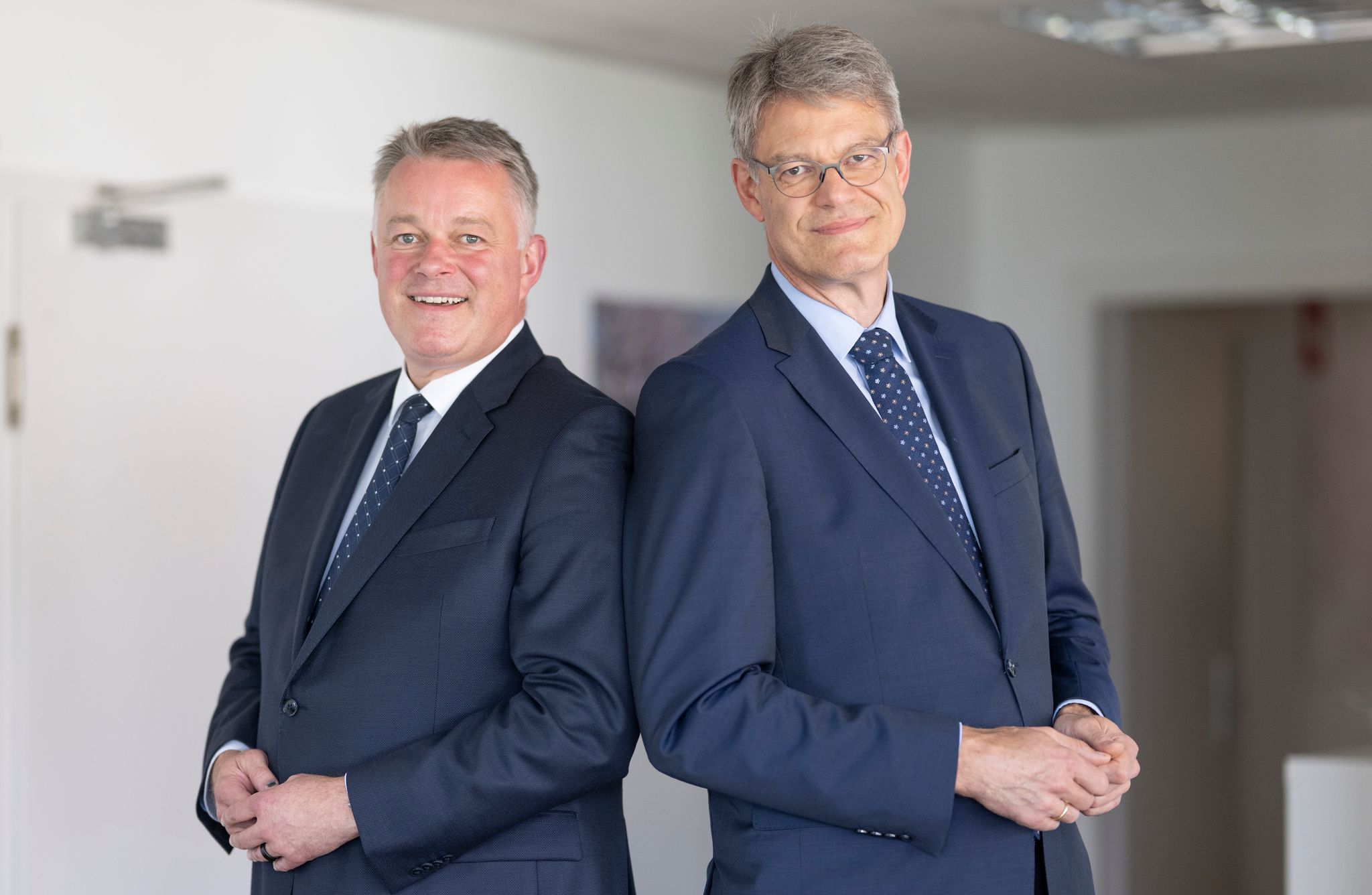 Patrick Schnieder (r) blieb nicht lange Verkehrsminister. Sein Bruder Gordon Schnieder ist inzwischen Ministerpräsident und CDU-Landeschef. (Archivbild)