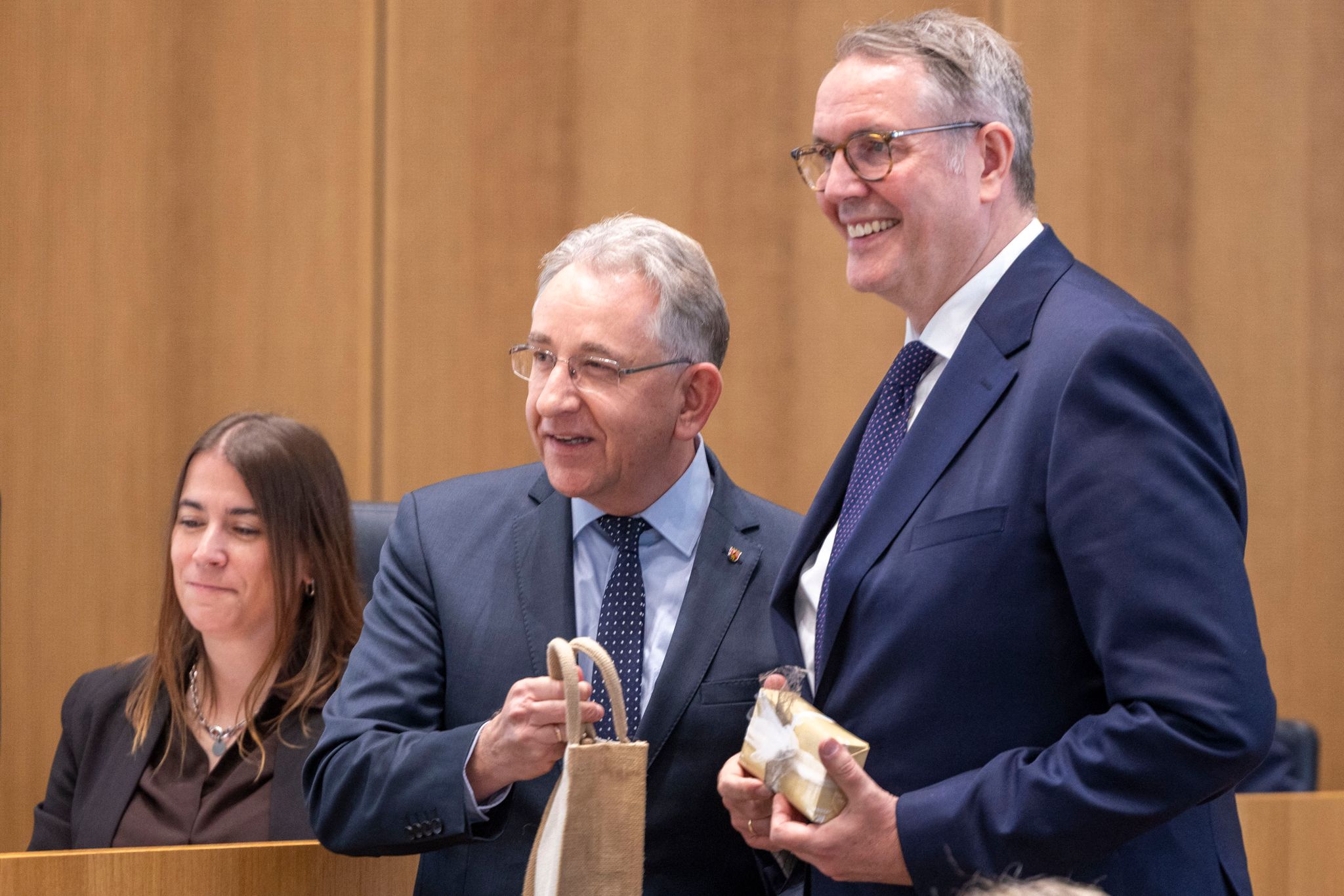 Landtagspräsident Lammert (links) schenkte Schweitzer eine Flasche Wein und einen Füller. 